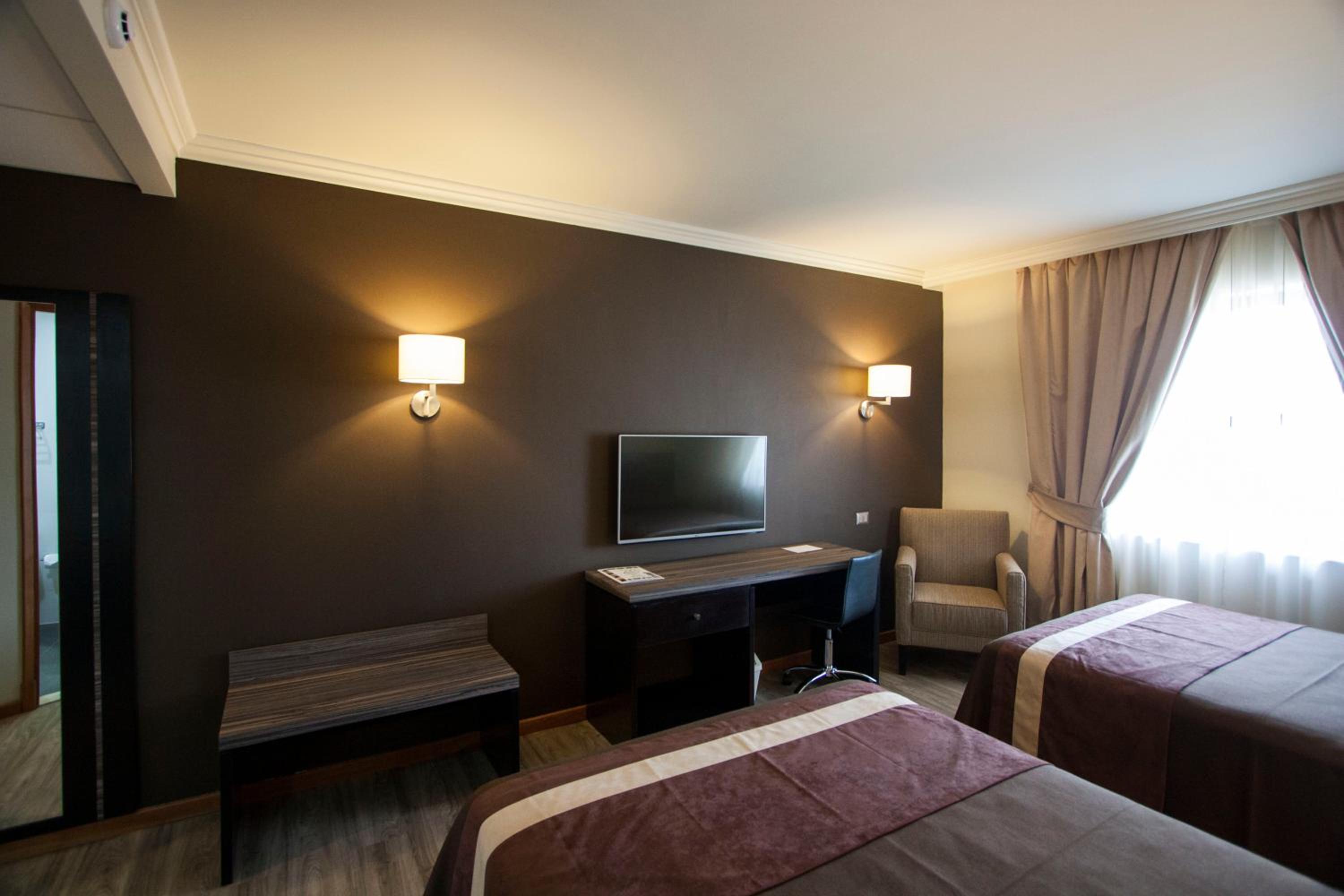 Queen Room with Two Queen Beds photo 2