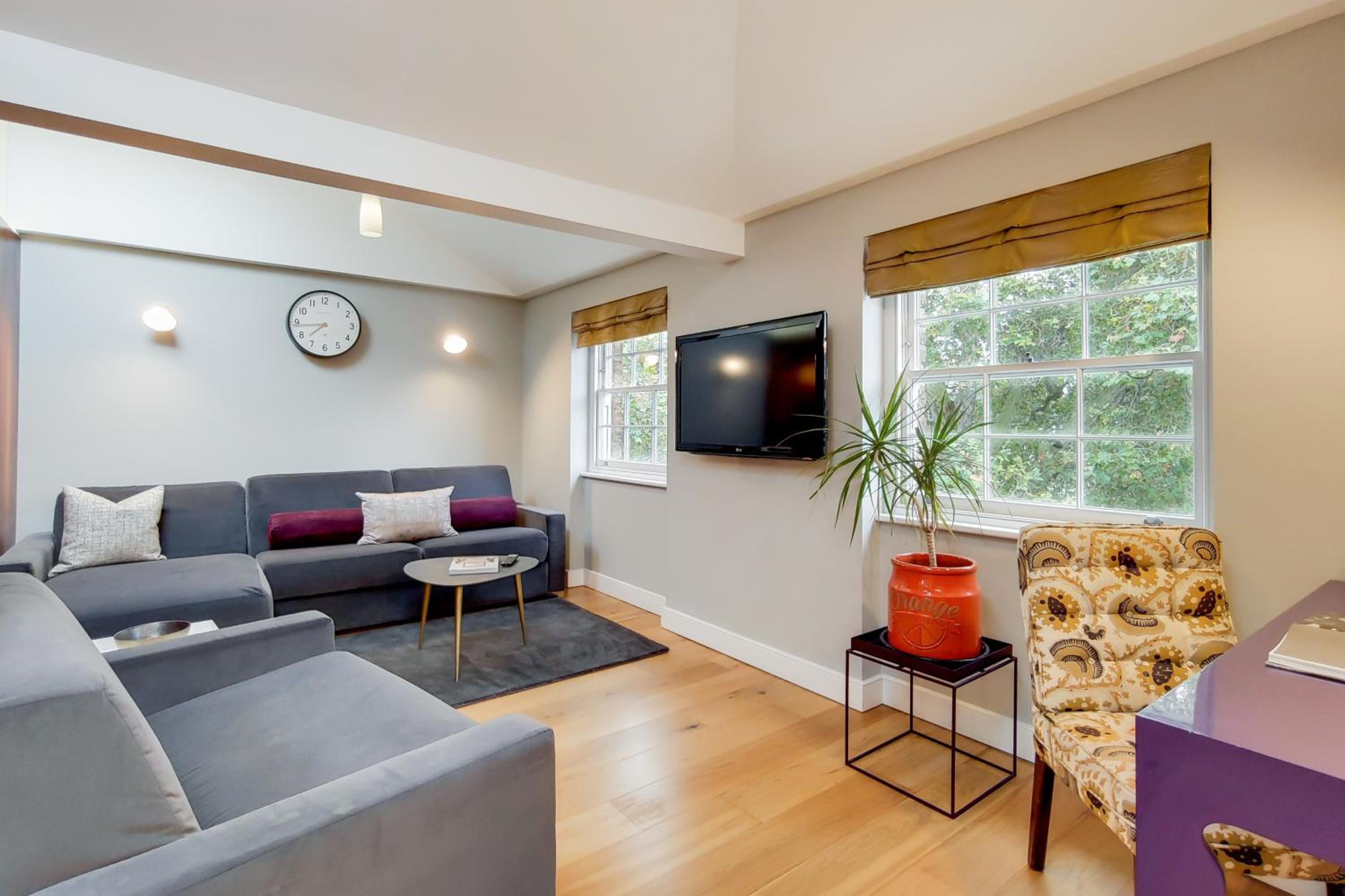 Spacious Top Floor Apartment photo 2
