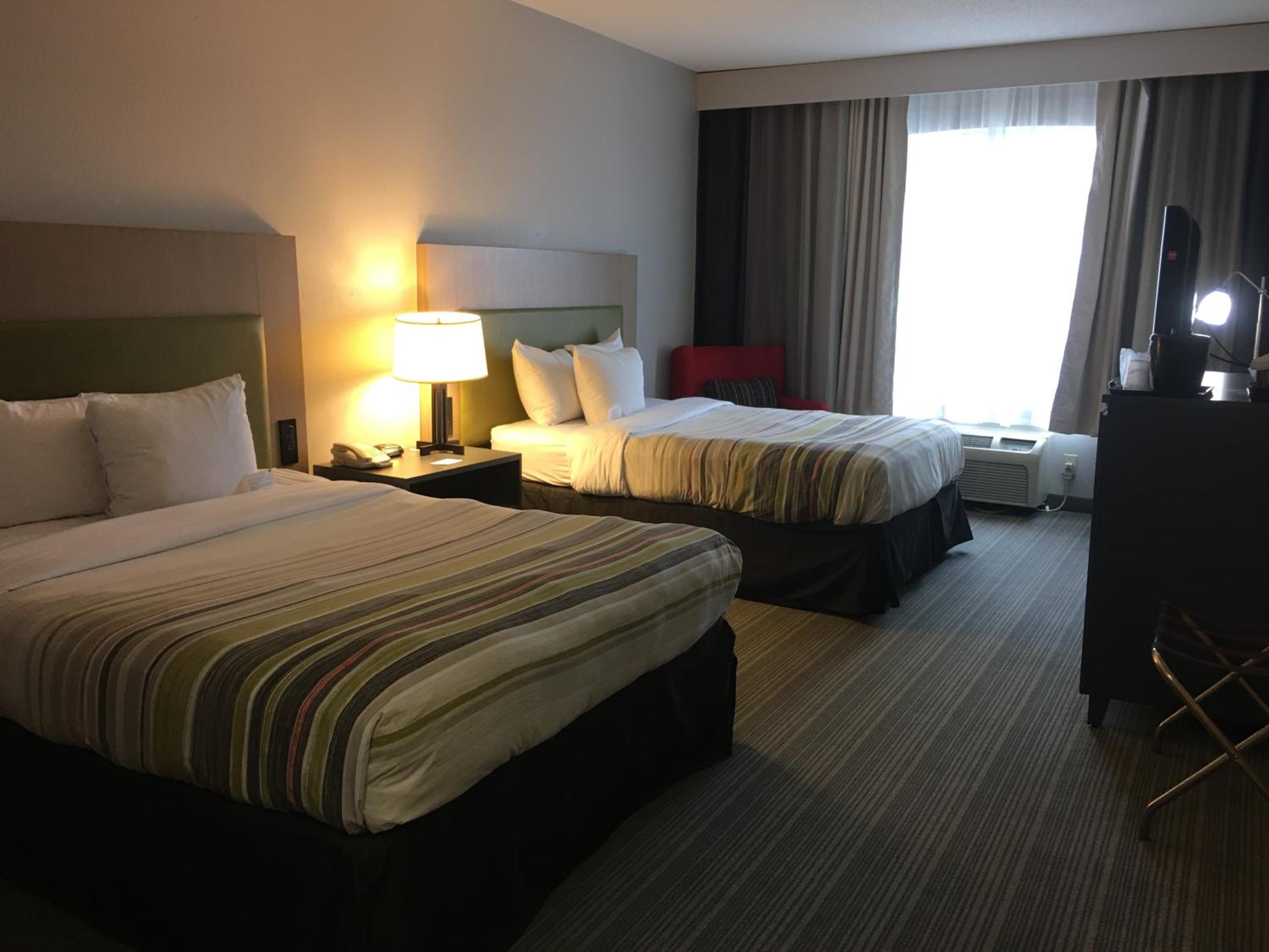 Queen Room with Two Queen Beds - Non-Smoking - Photo 2