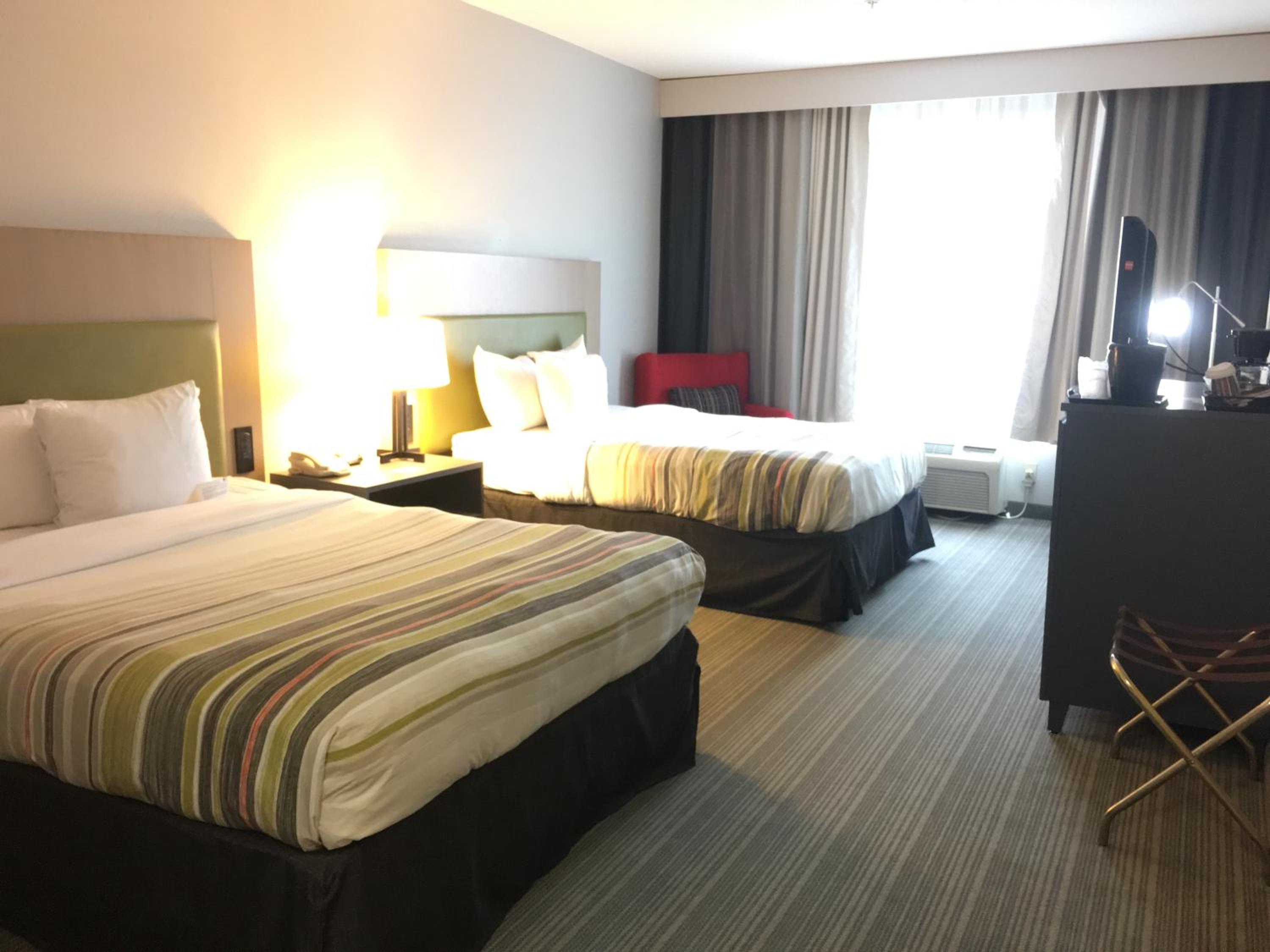 Queen Room with Two Queen Beds - Non-Smoking - Photo 3