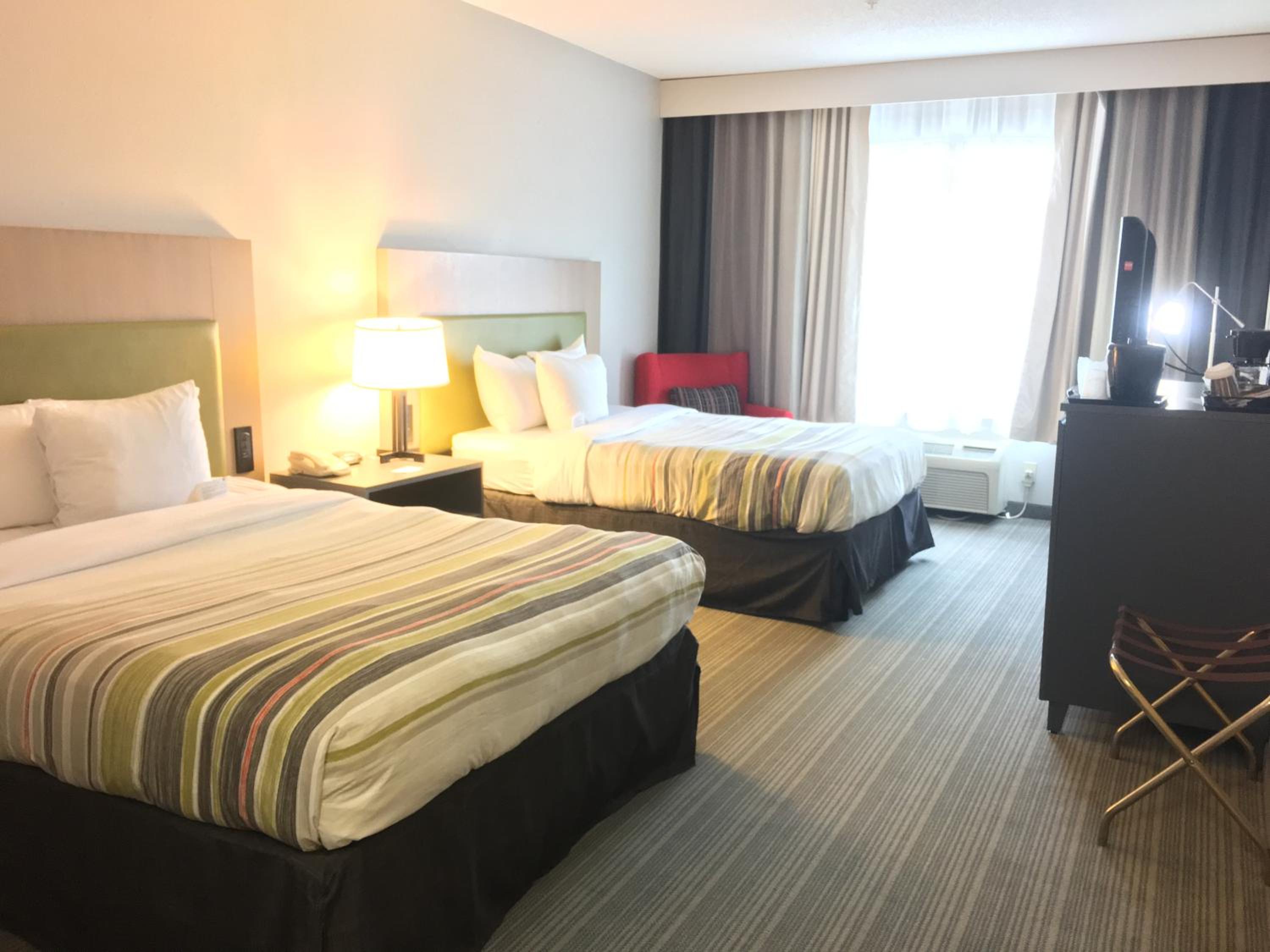 Queen Room with Two Queen Beds - Non-Smoking - Photo 4