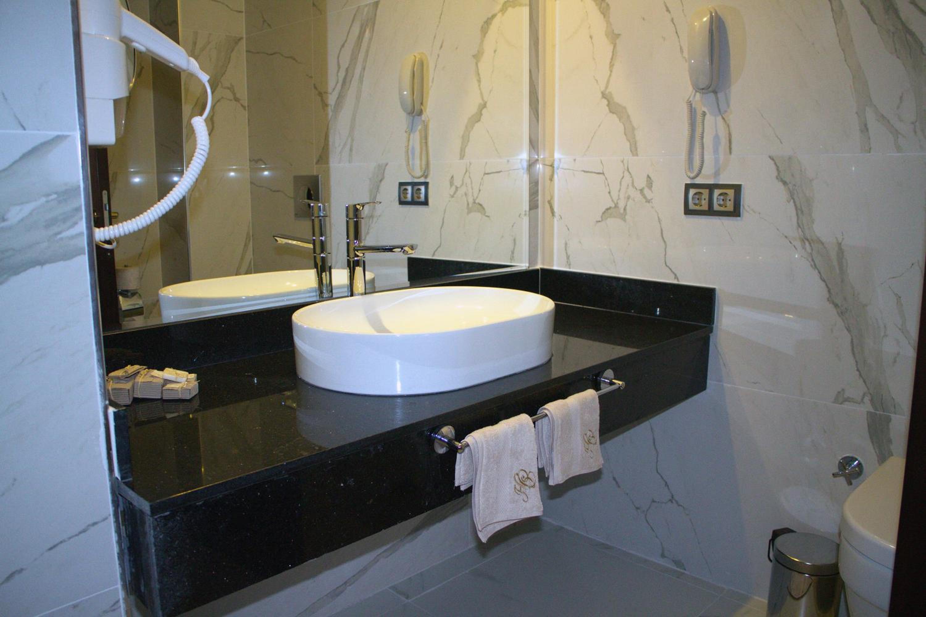 Deluxe Double Room with Shower - Photo 5