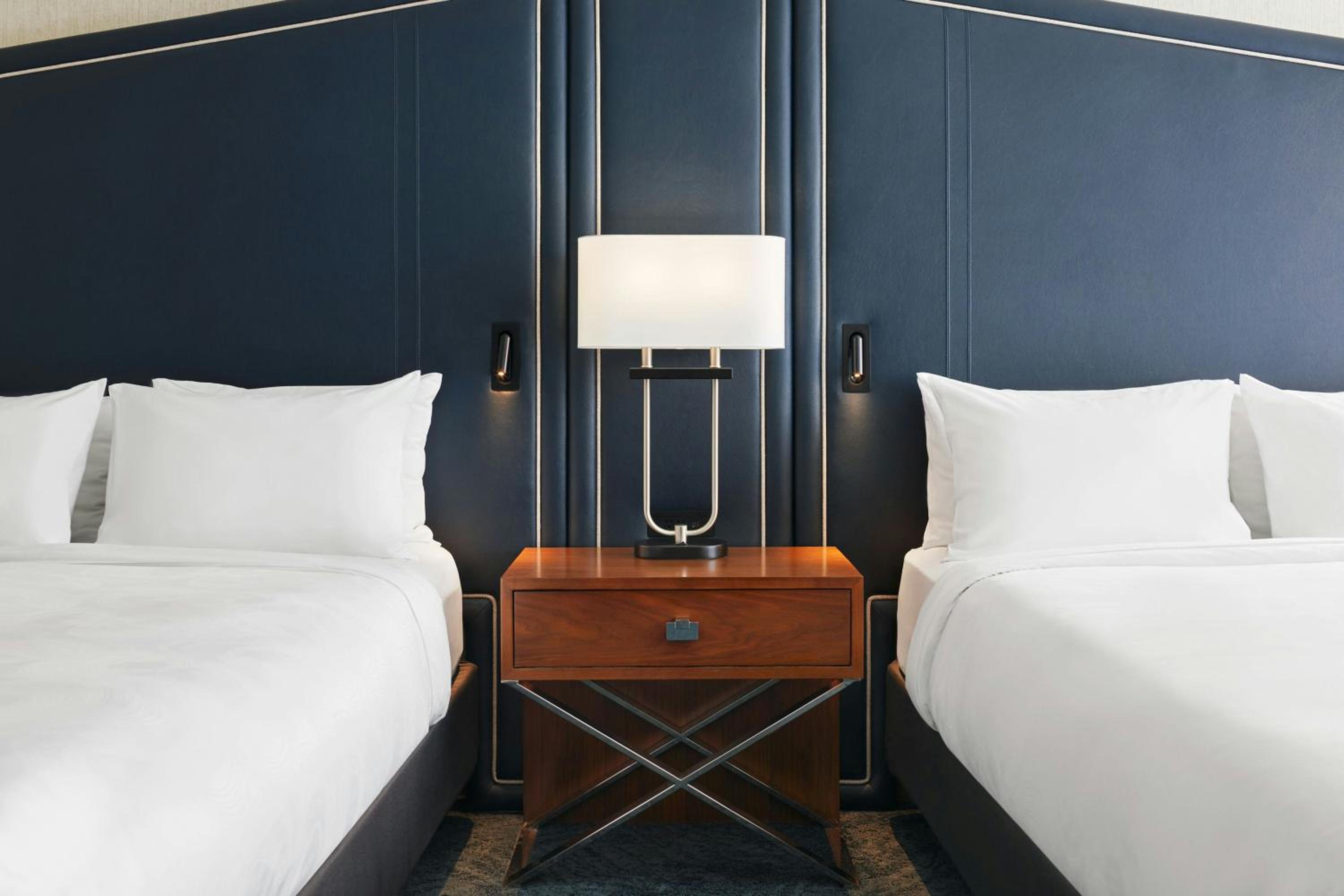 King Room with City View - High Floor/Mobility Accessible with Tub