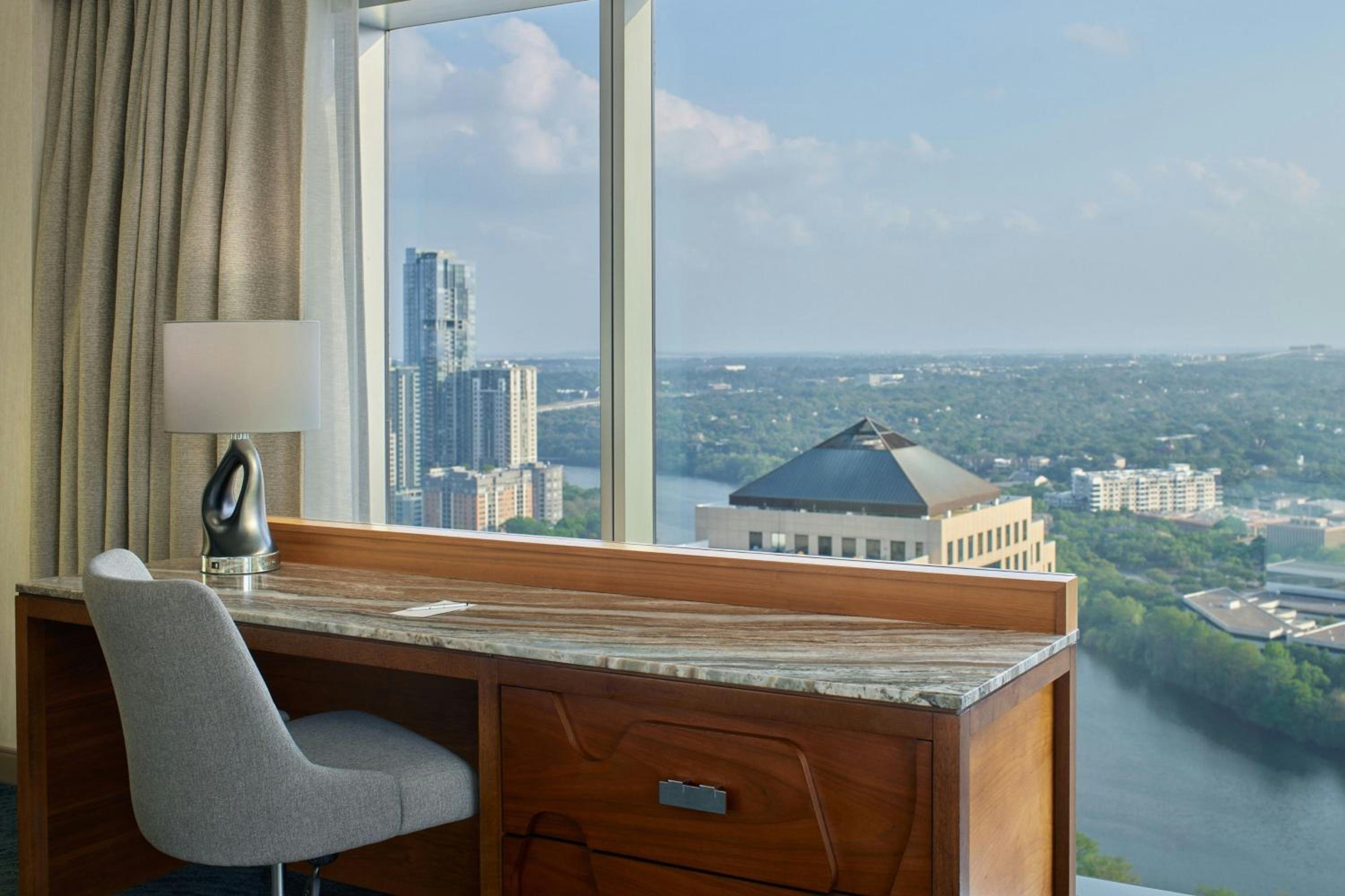 King Room with City View - High Floor/Mobility Accessible with Tub