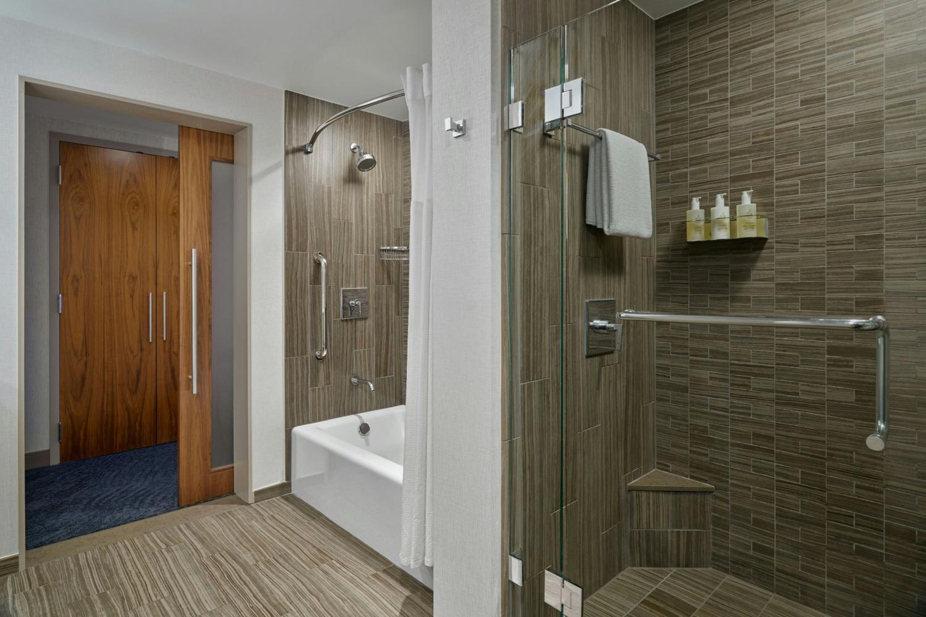 King Room with City View - High Floor/Hearing Accessible thumbnail 5