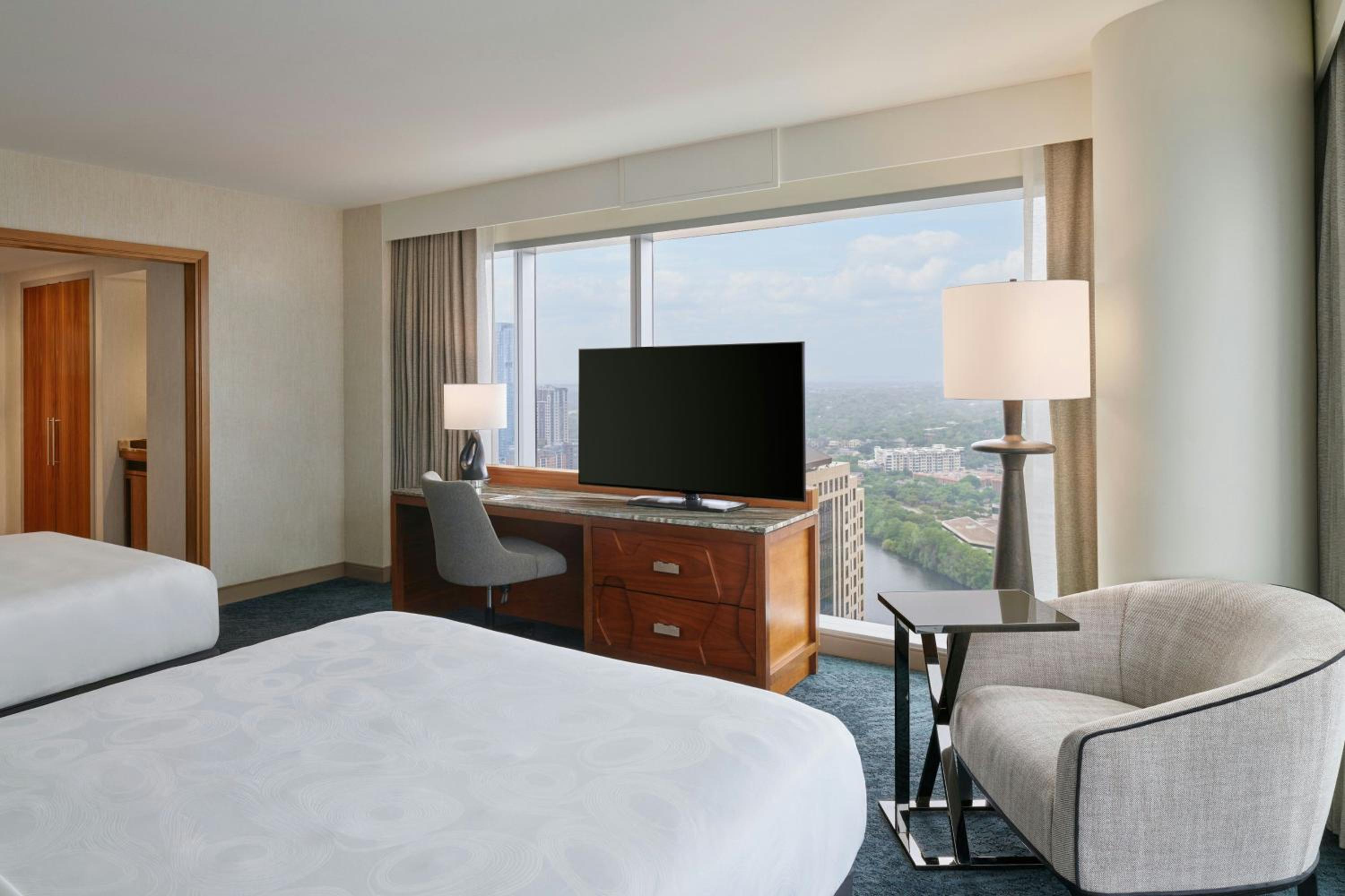 King Room with City View - High Floor/Mobility Accessible with Tub thumbnail 5