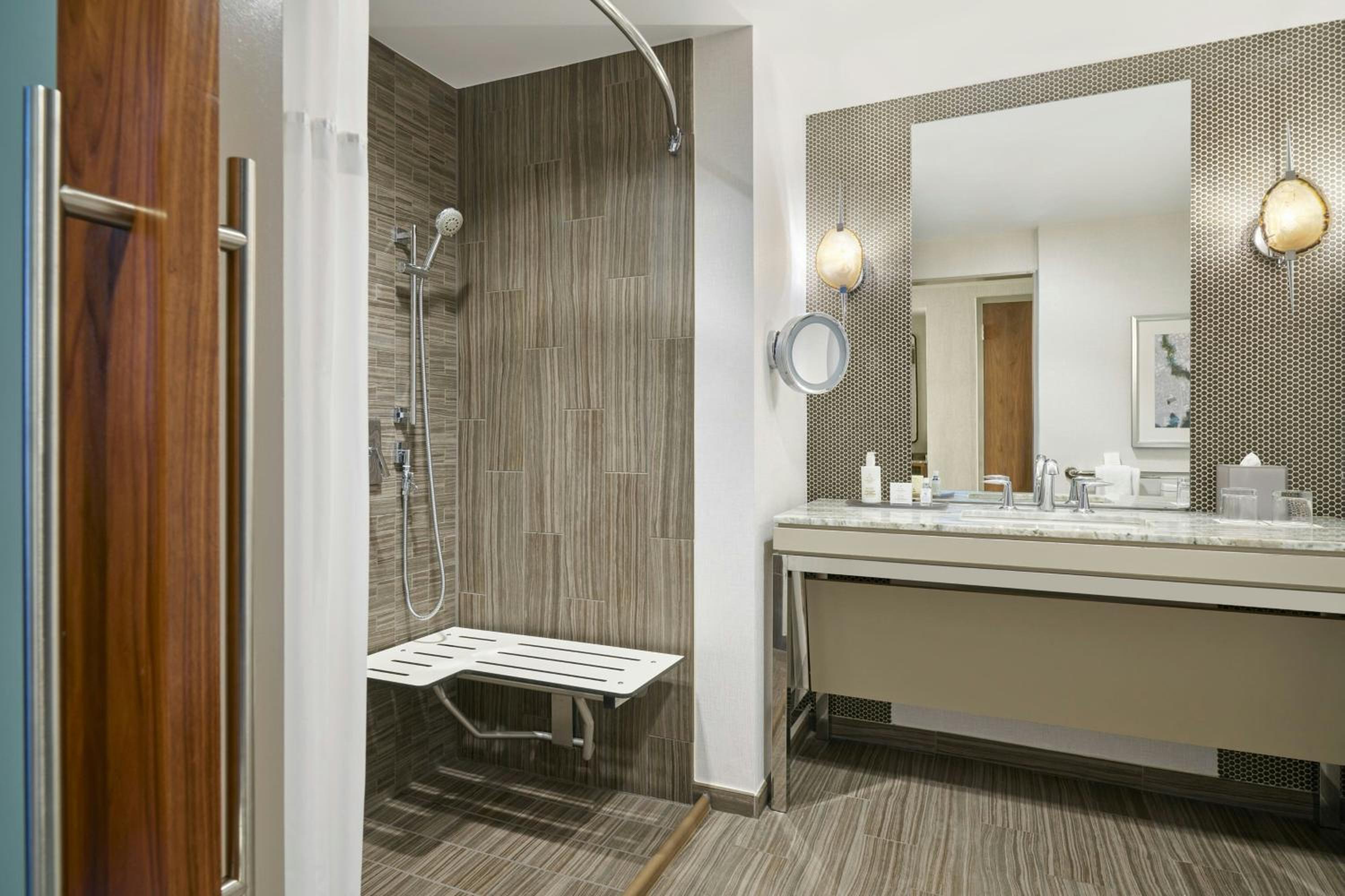 King Room - Mobility Accessible with Tub thumbnail 5