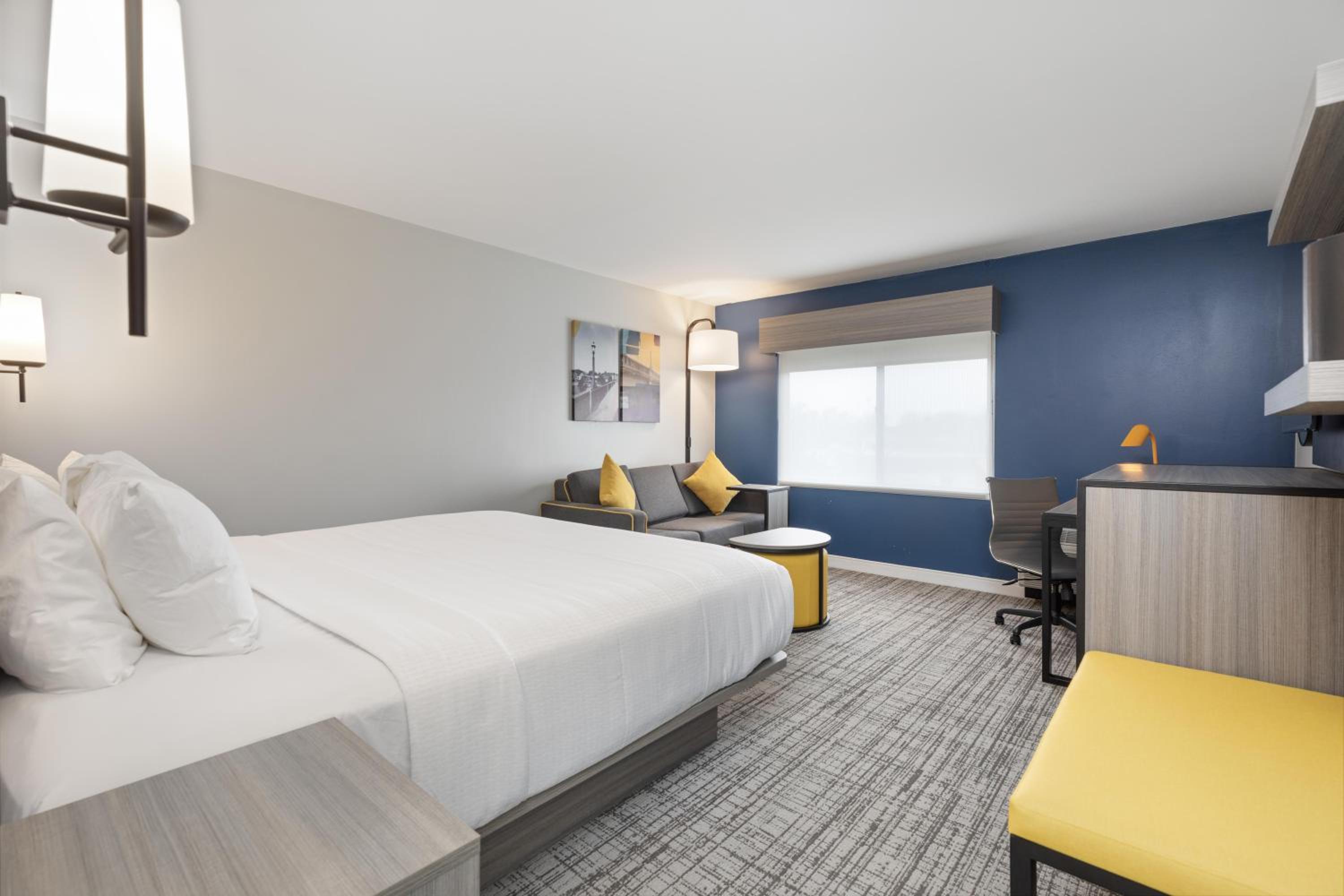 King Room with Roll-in Shower - Disability Access/Non-Smoking - Photo 4