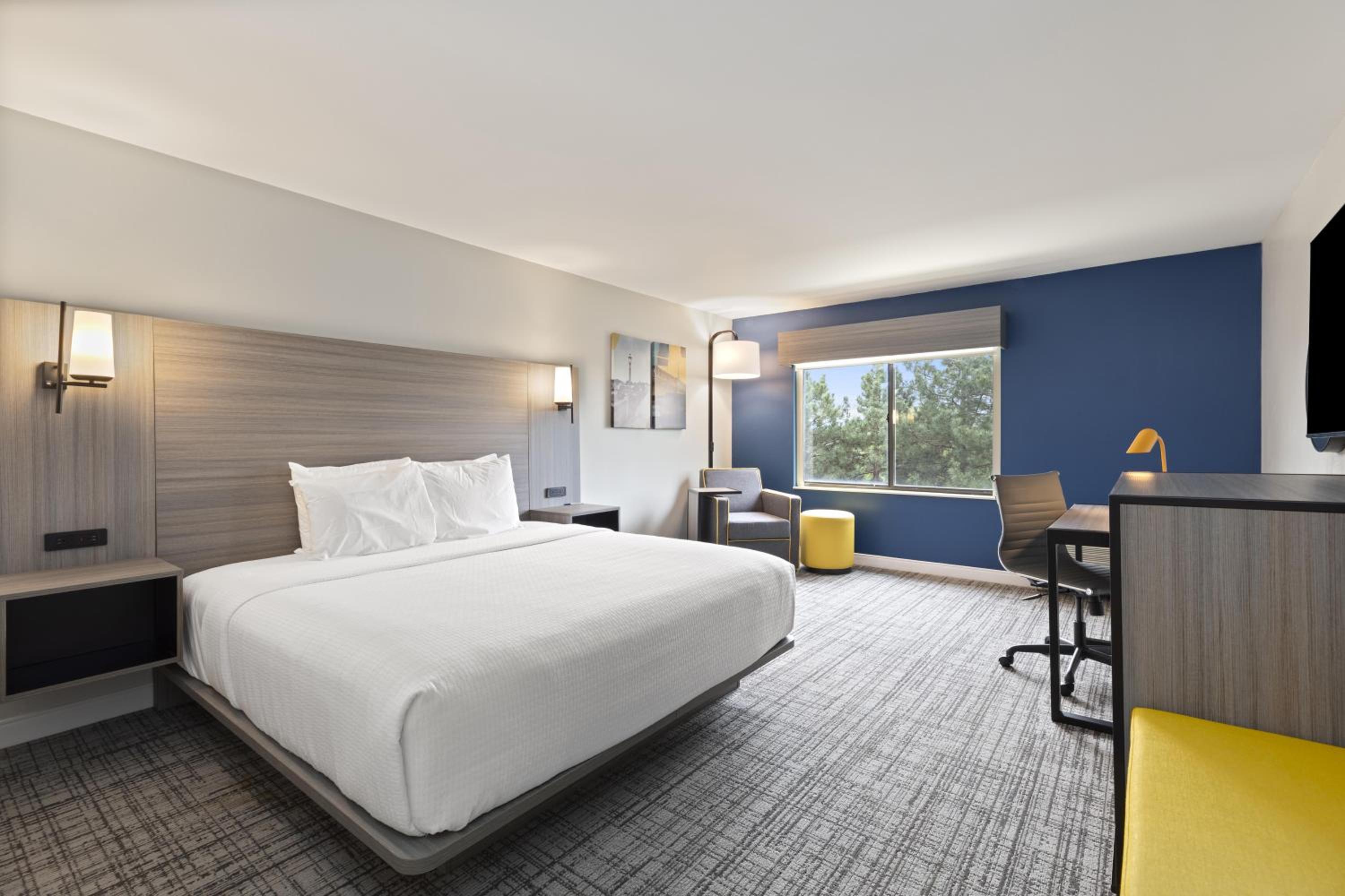 King Room with Roll-in Shower - Disability Access/Non-Smoking - Photo 7