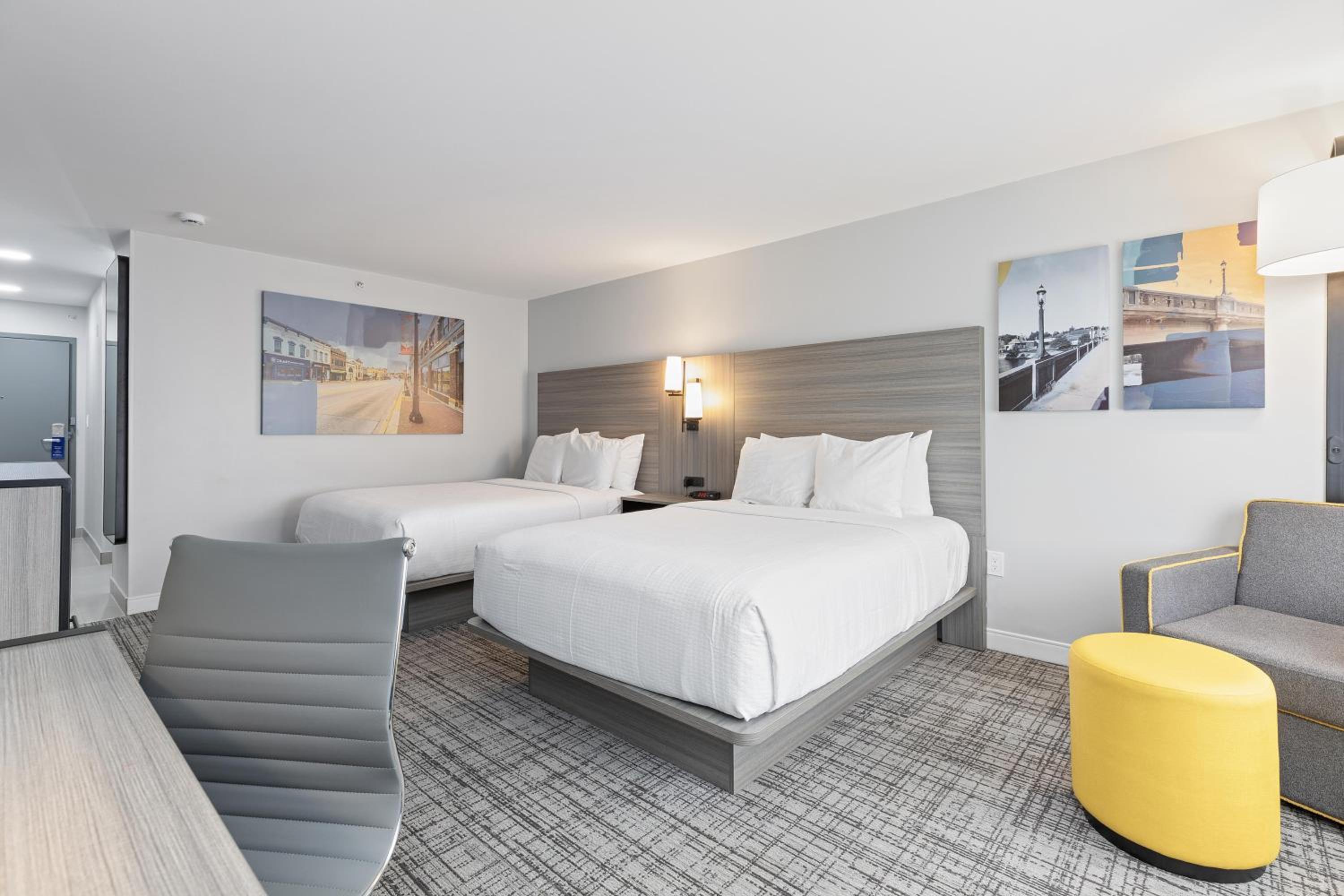 Queen Room with Two Queen Beds and Sofa Bed - Photo 9
