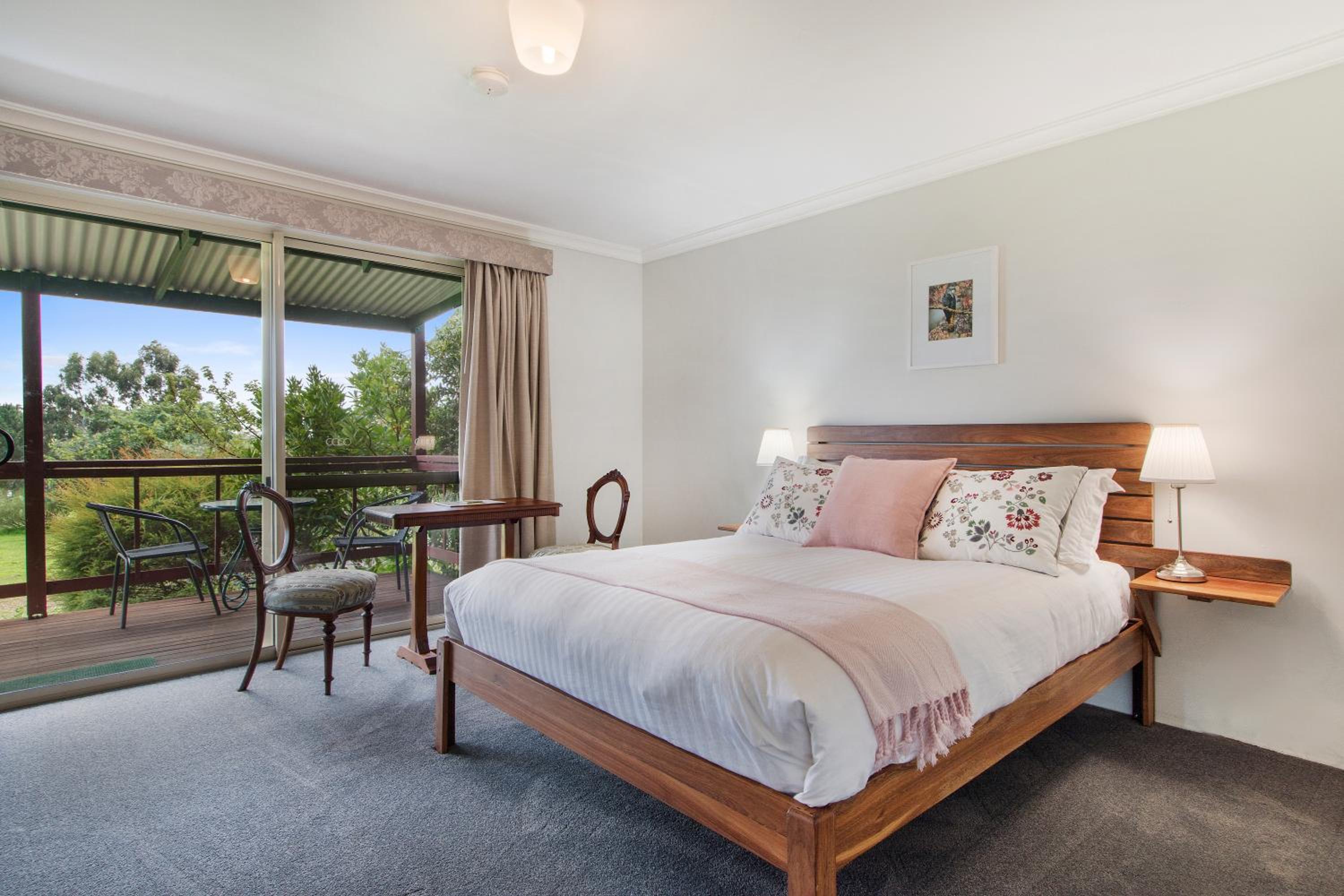 Queen Room With Balcony And En Suite Bathroom  photo 3