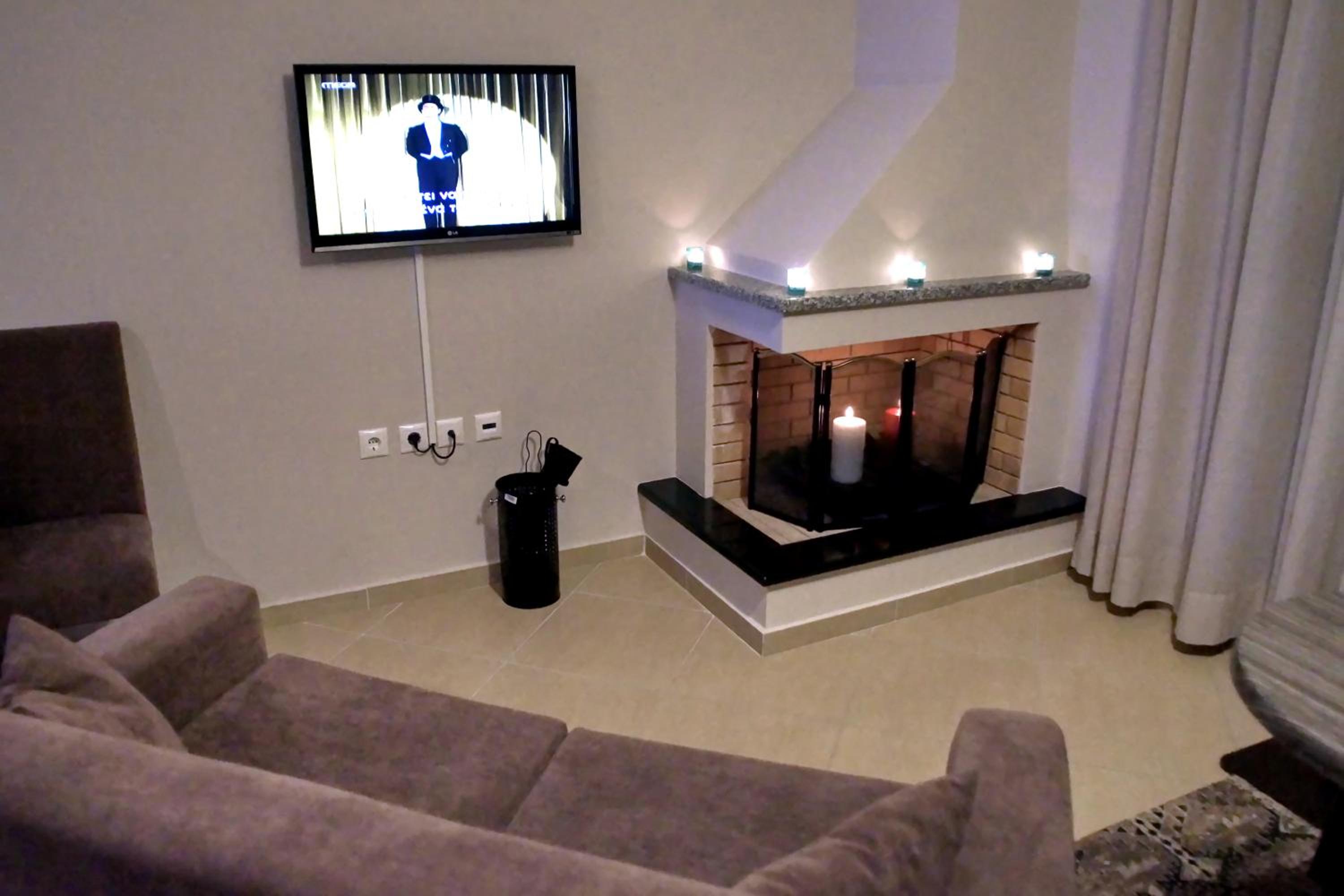 One-Bedroom Apartment - Photo 2