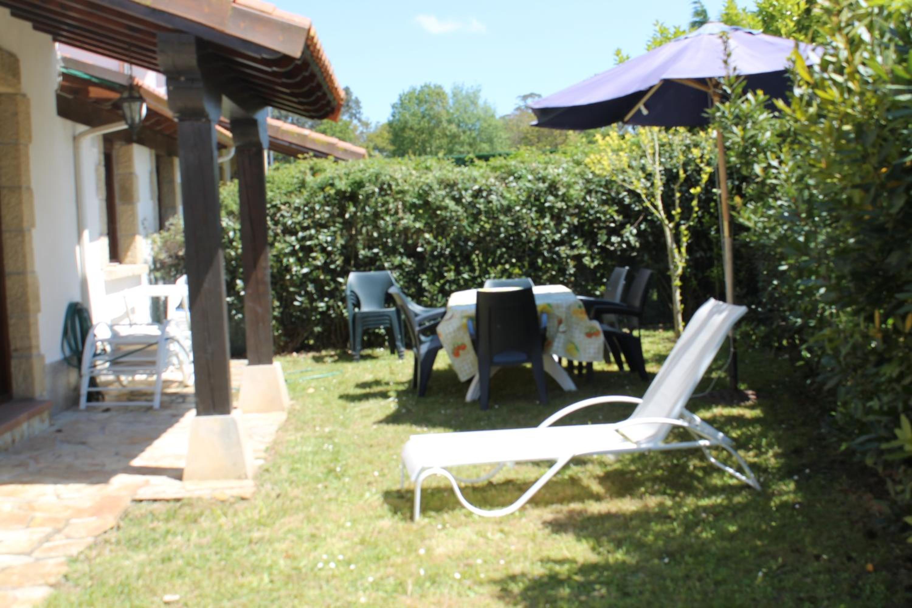 Three-Bedroom House with Garden photo 3