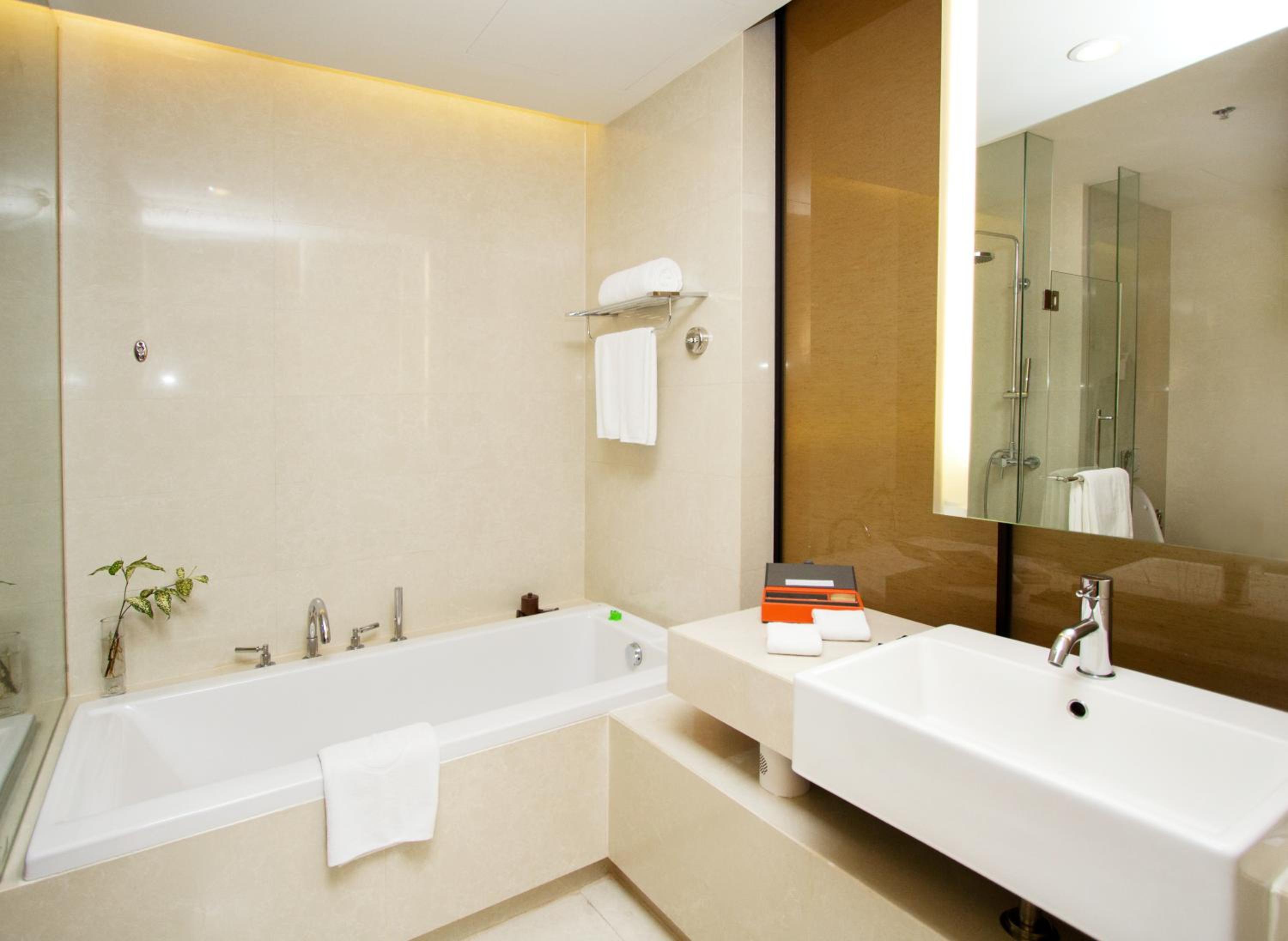 Deluxe Double Room thumbnail 5