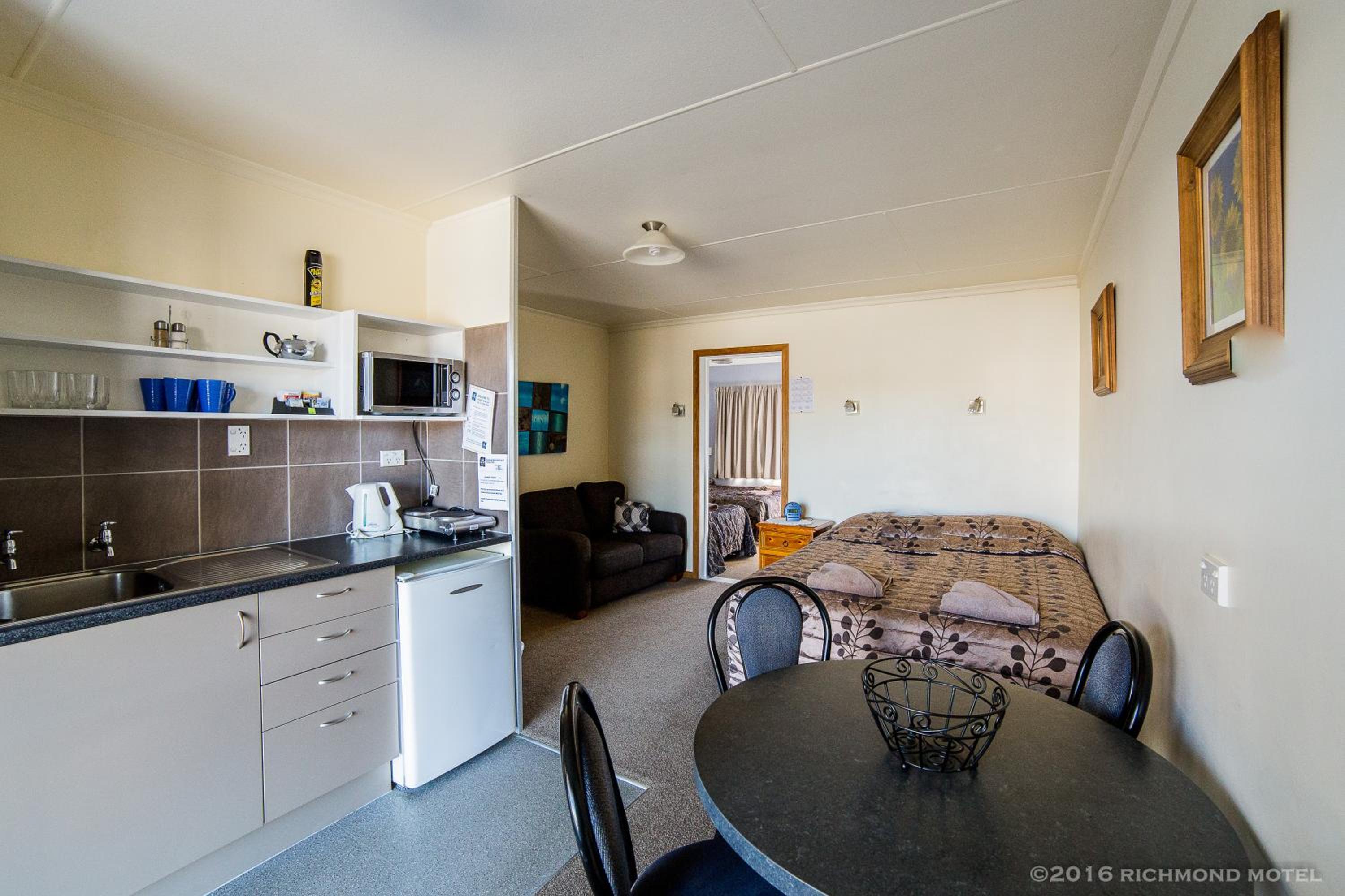One-Bedroom Apartment photo 1