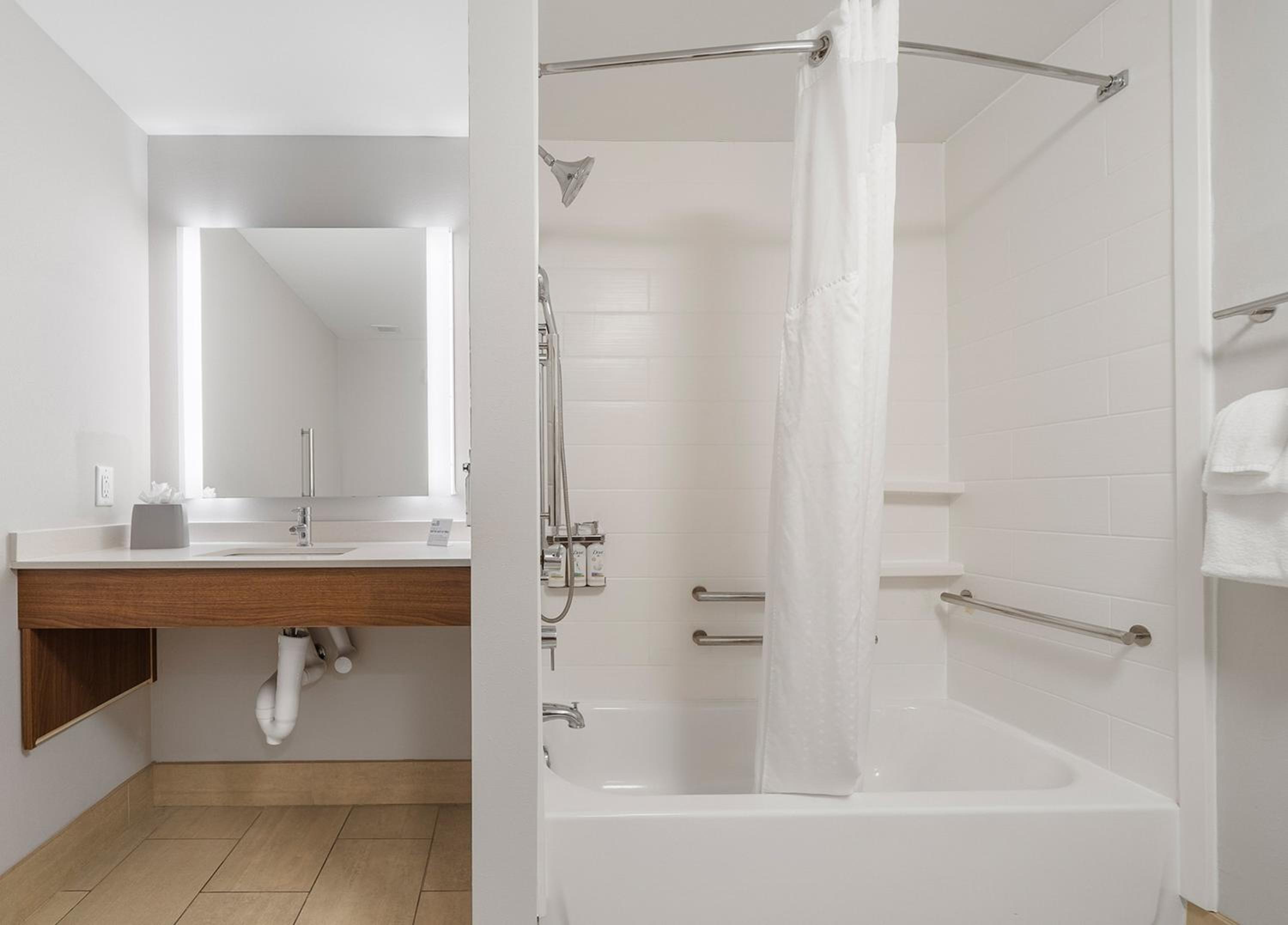 Queen Room with Two Queen Beds and Mobility Accessible Bathtub