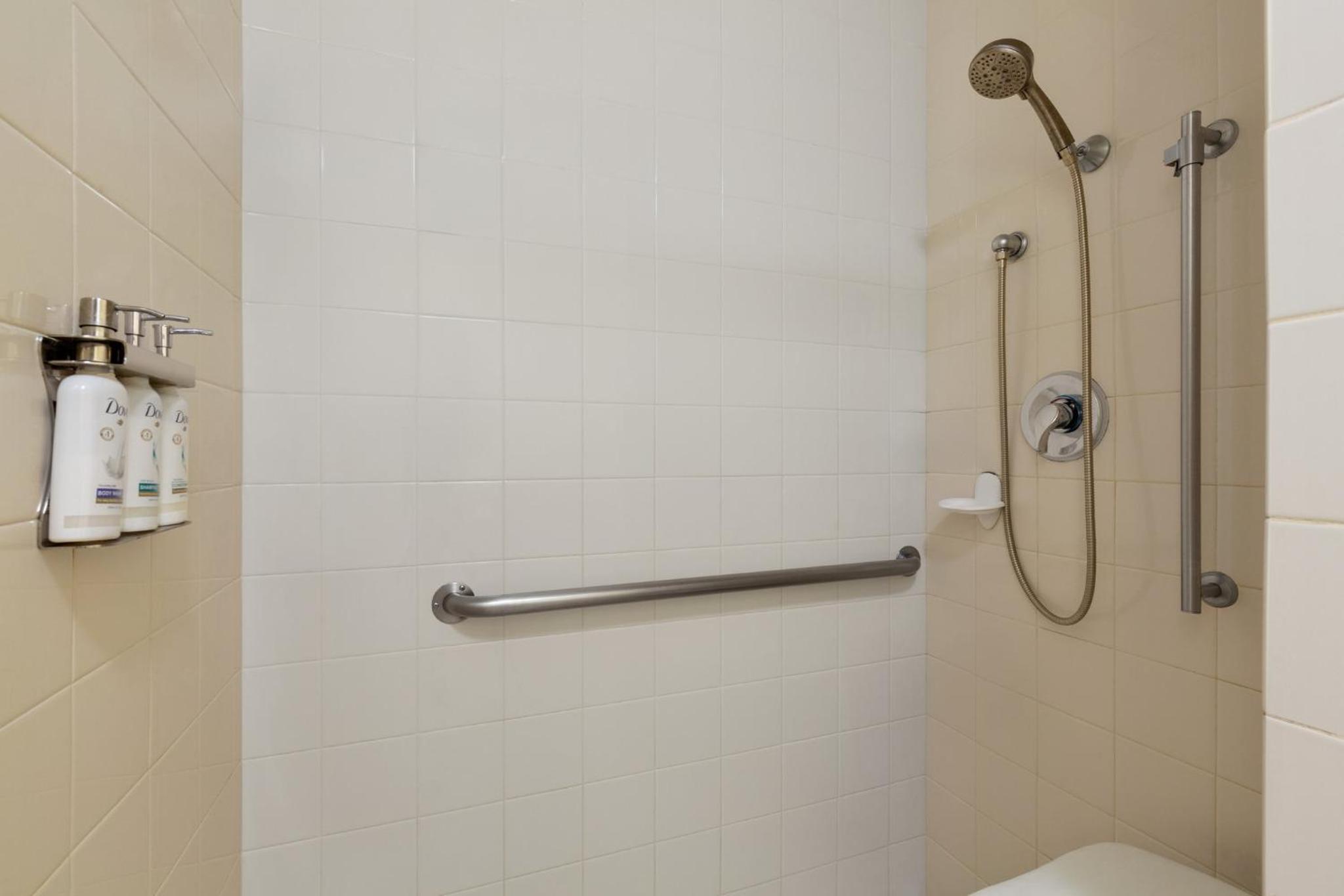 Standard King Room with Accessible Tub - Mobility Access - Photo 1