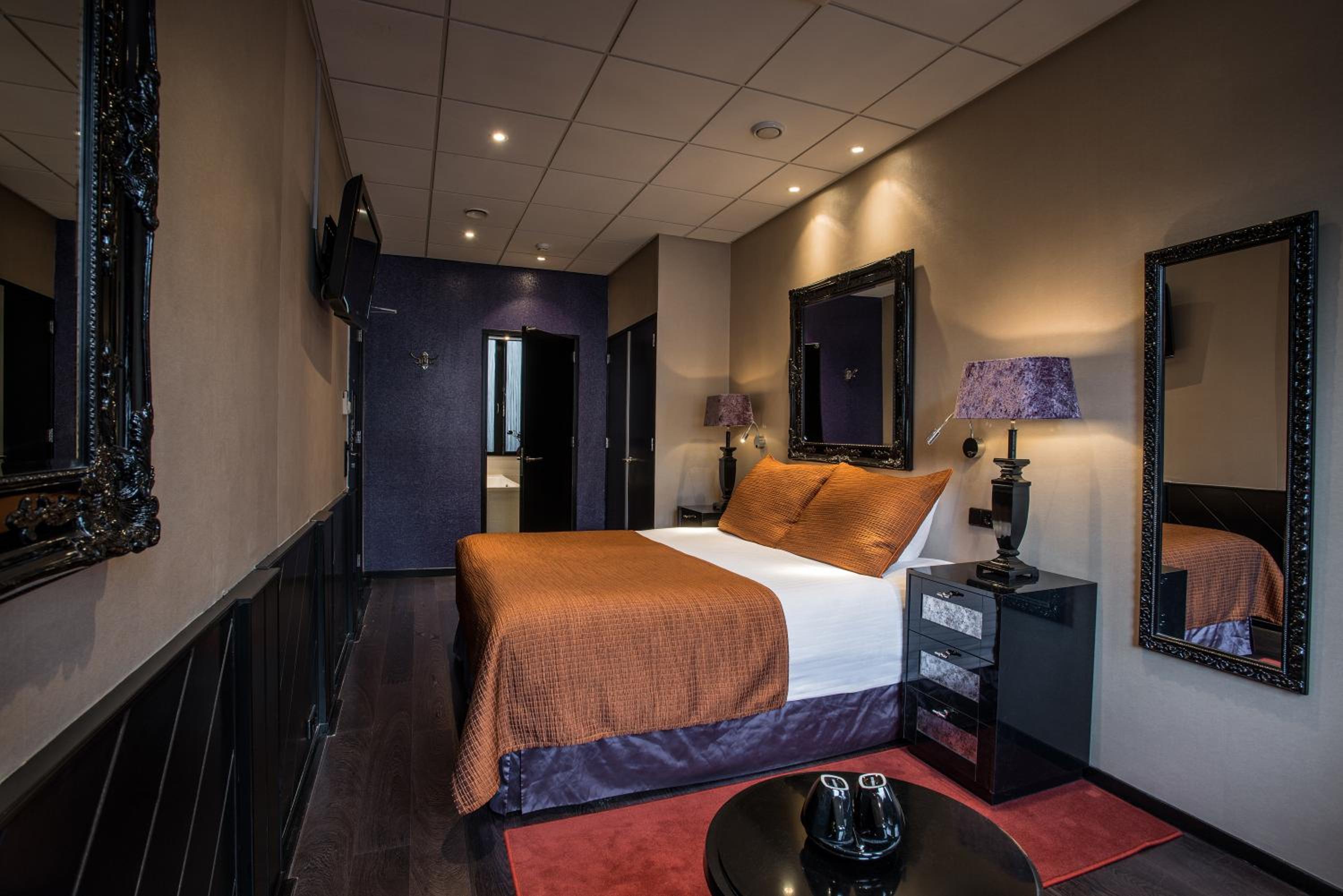Large Luxury Double Room Bath with Canal View photo 3