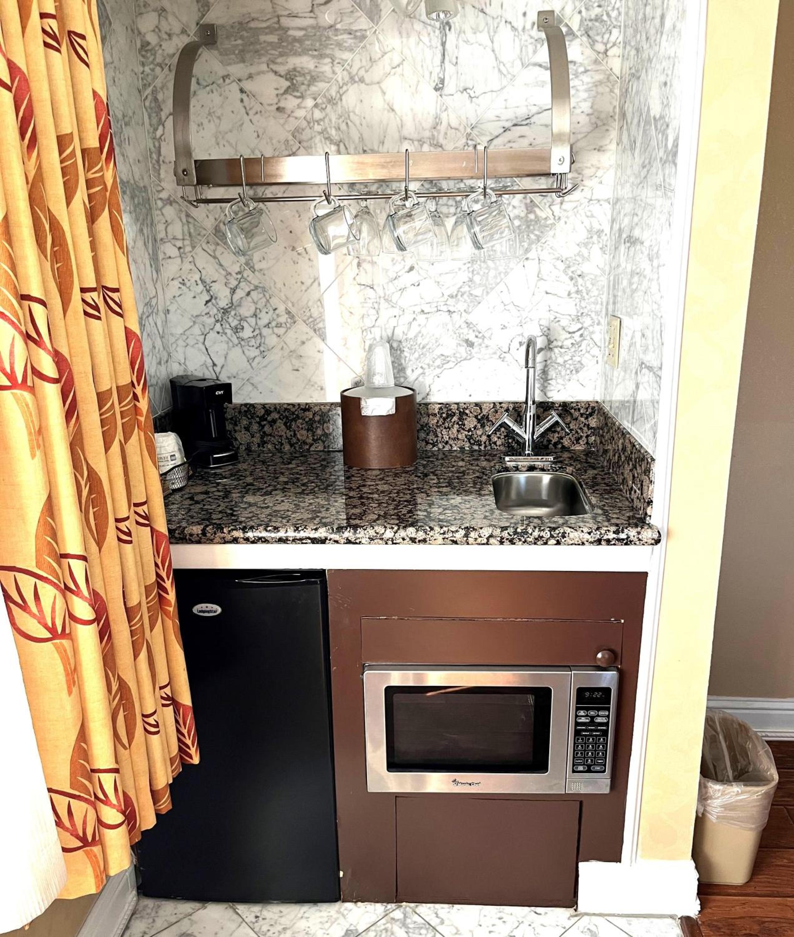 King Suite with Jetted Tub and Fireplace - Photo 4
