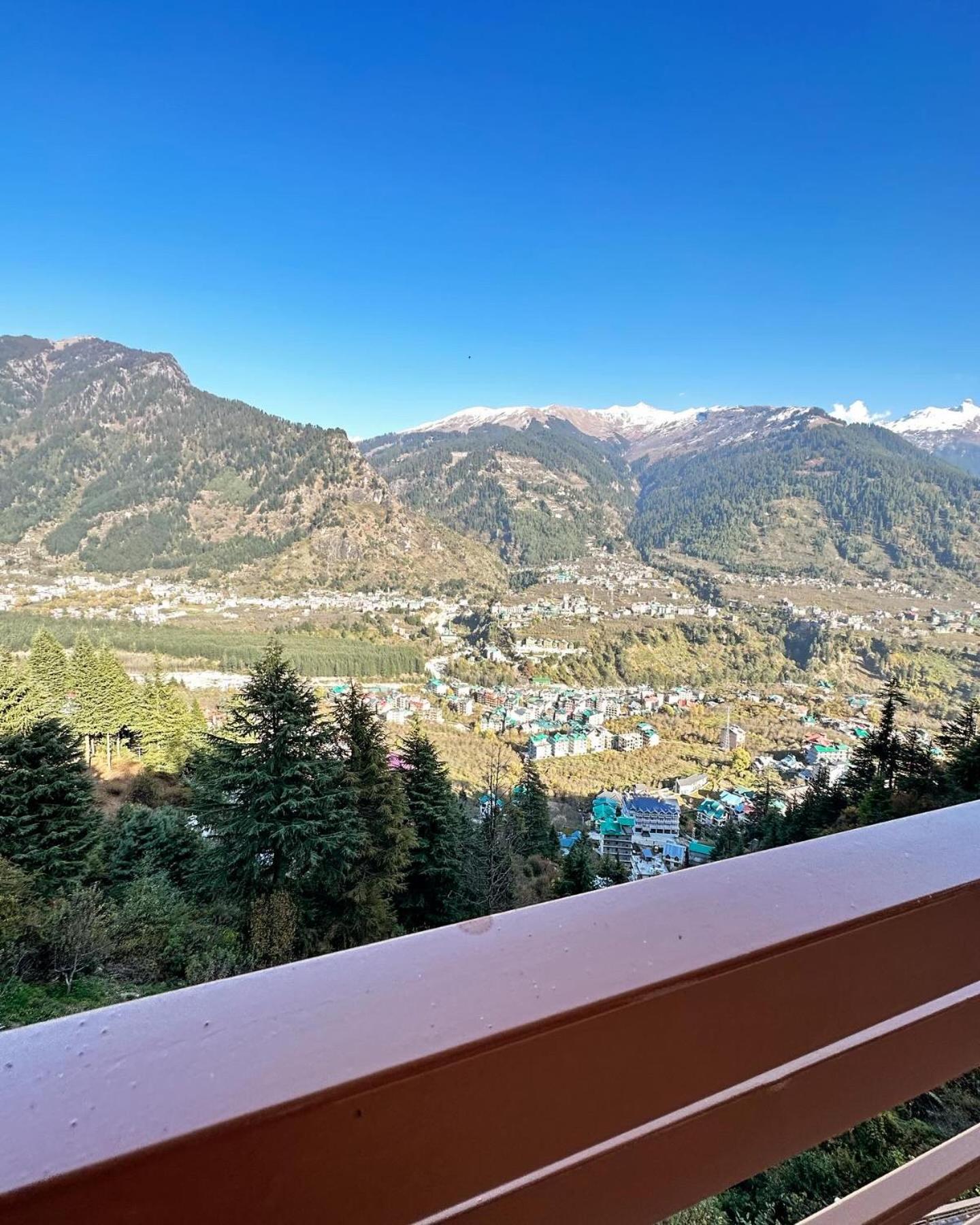 Apartment with Mountain View