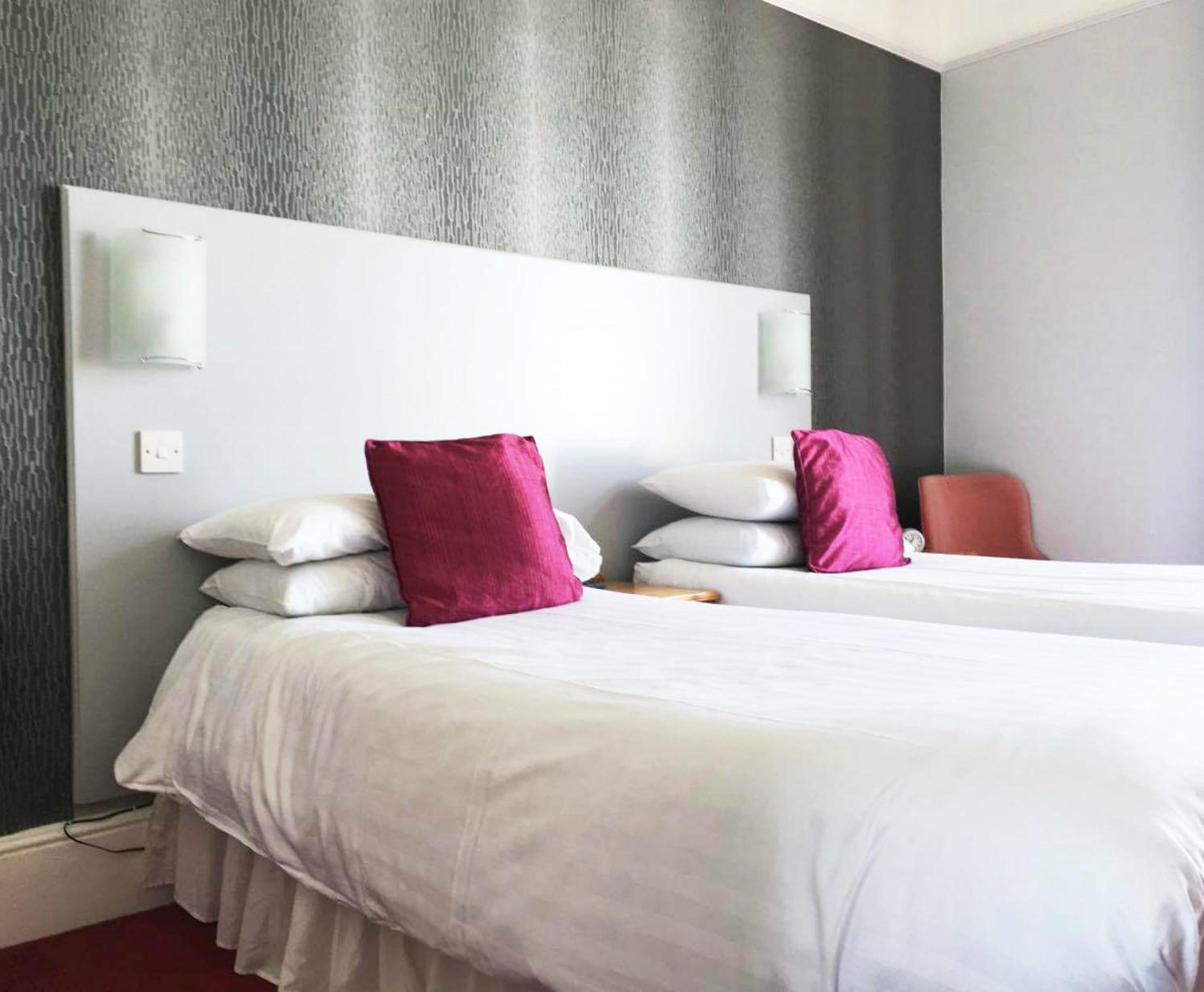 Twin Room - Photo 3