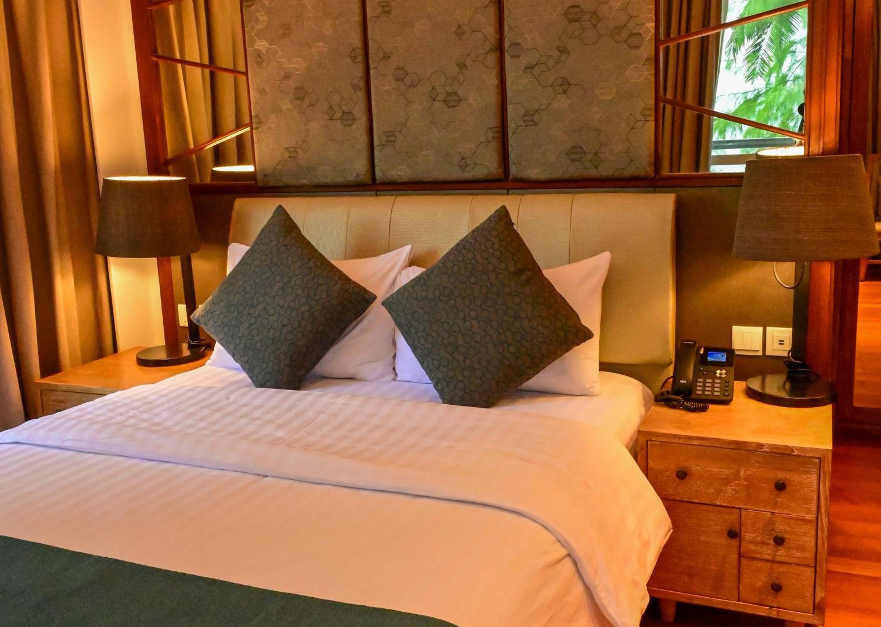 Deluxe Double Room with Sea View - Photo 10