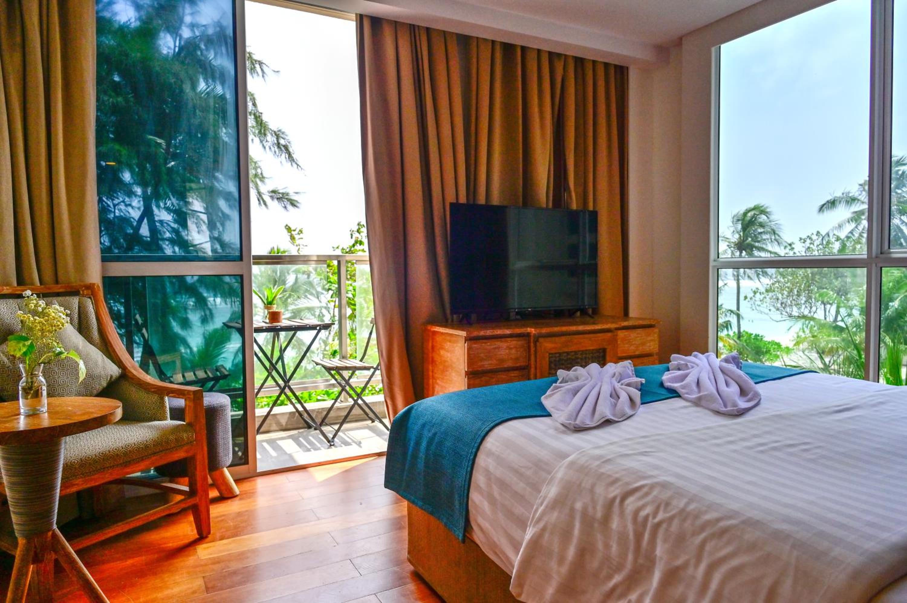 Deluxe Double Room with Sea View - Photo 13