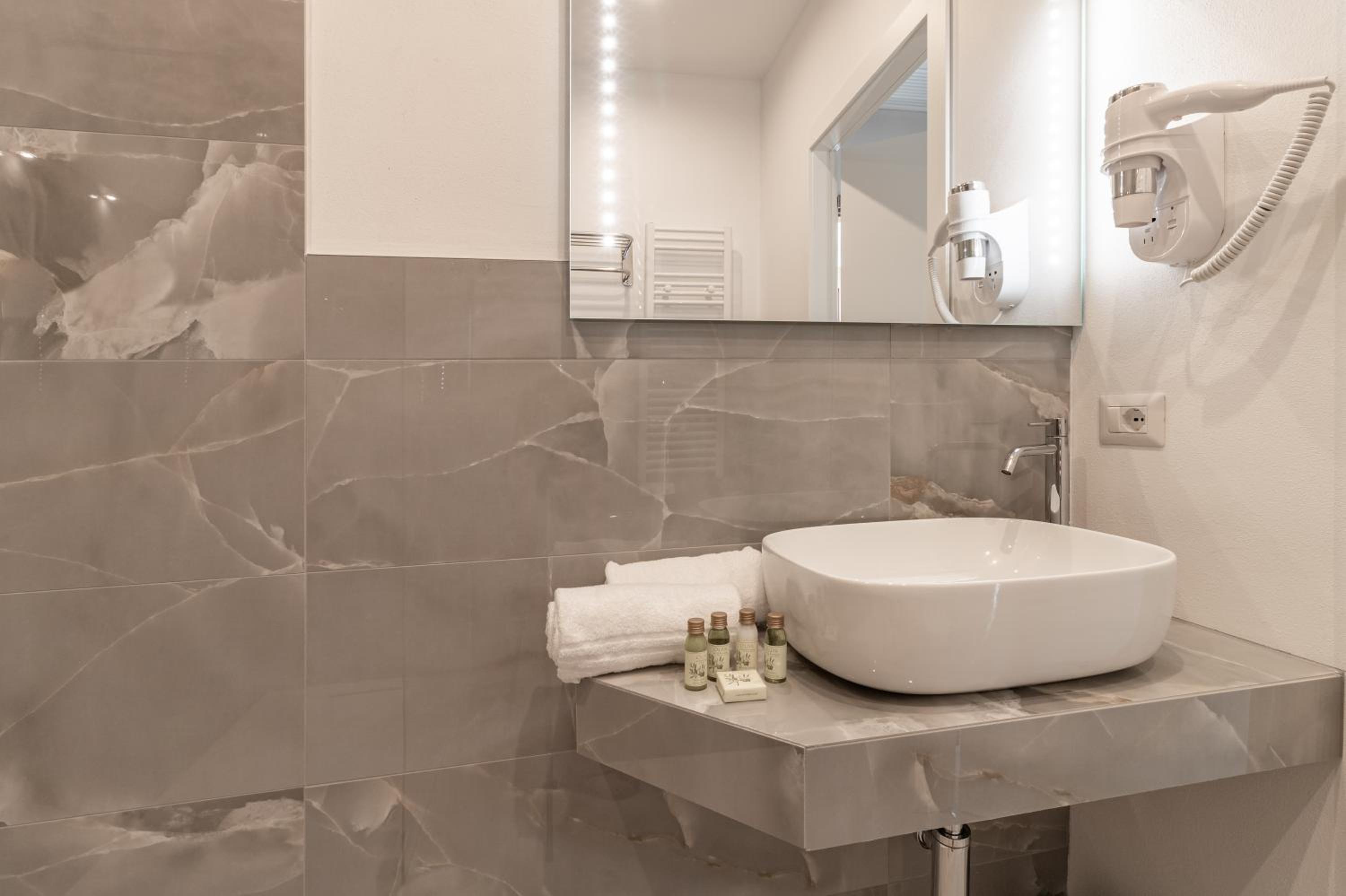 Superior Double or Twin Room - Photo 2