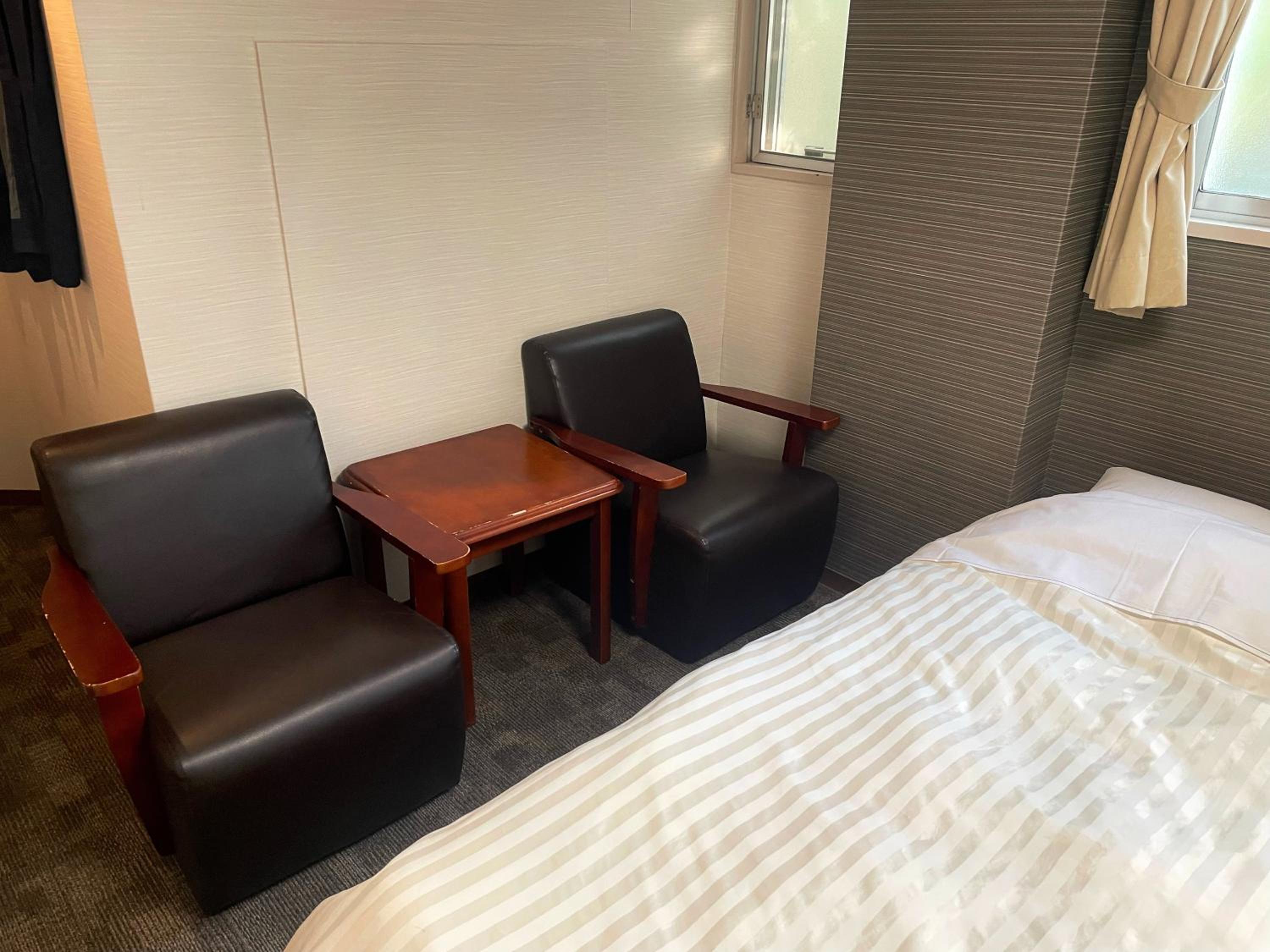 Standard Twin Room with Shared Bathroom - Photo 4