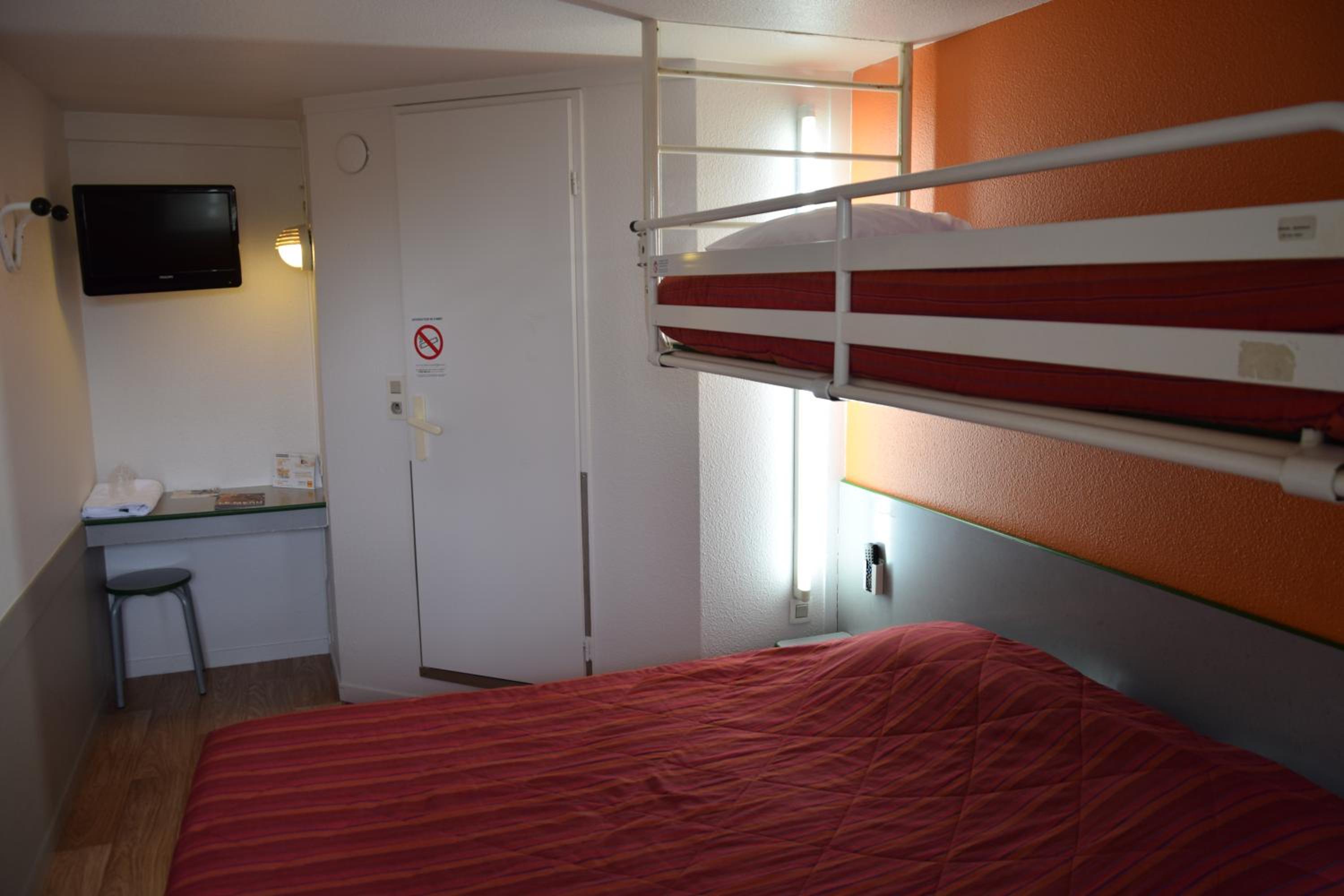 Triple Room (1 Double Bed + 1 Single Bed) photo 3