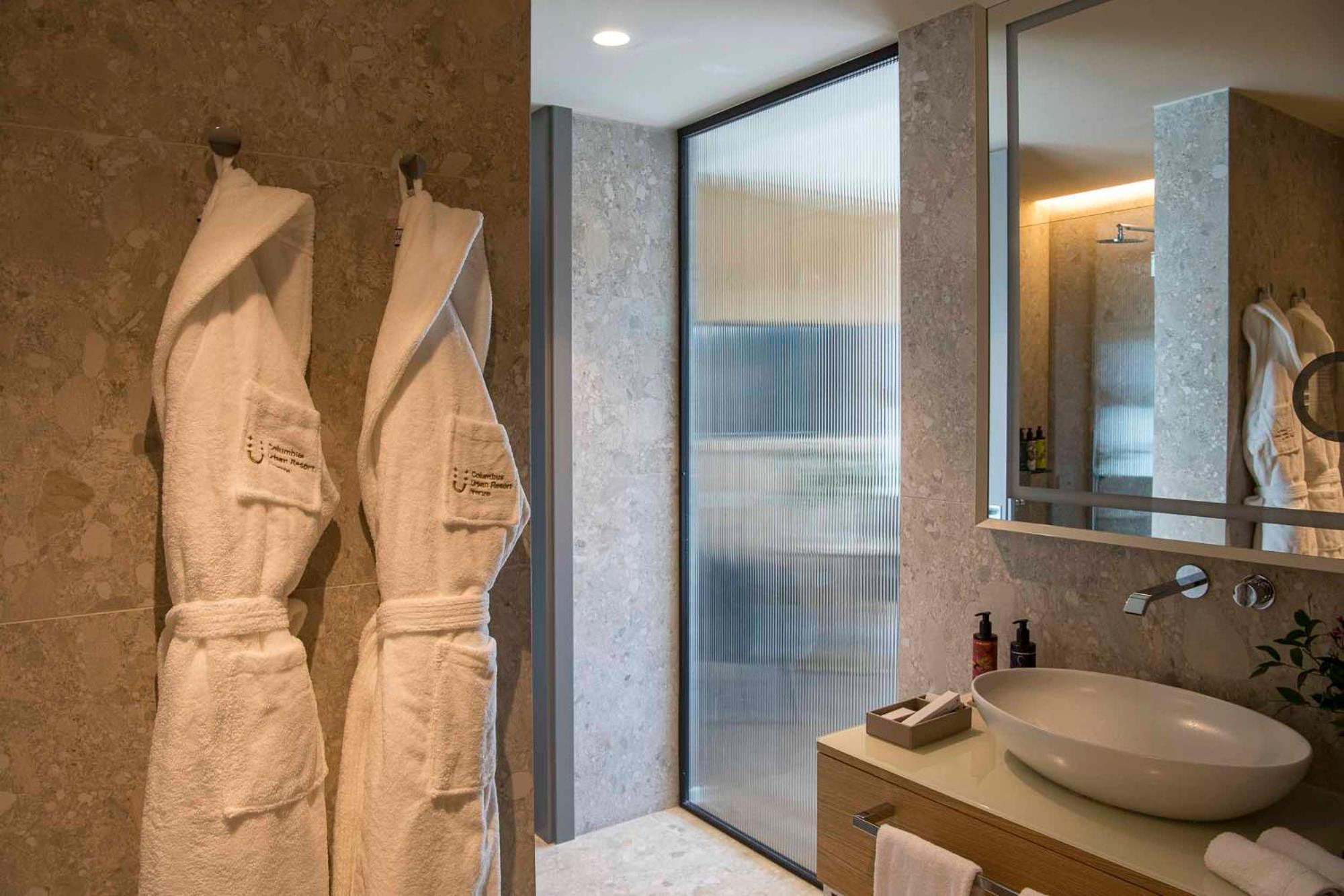 Superior Double or Twin Room with River View thumbnail 5