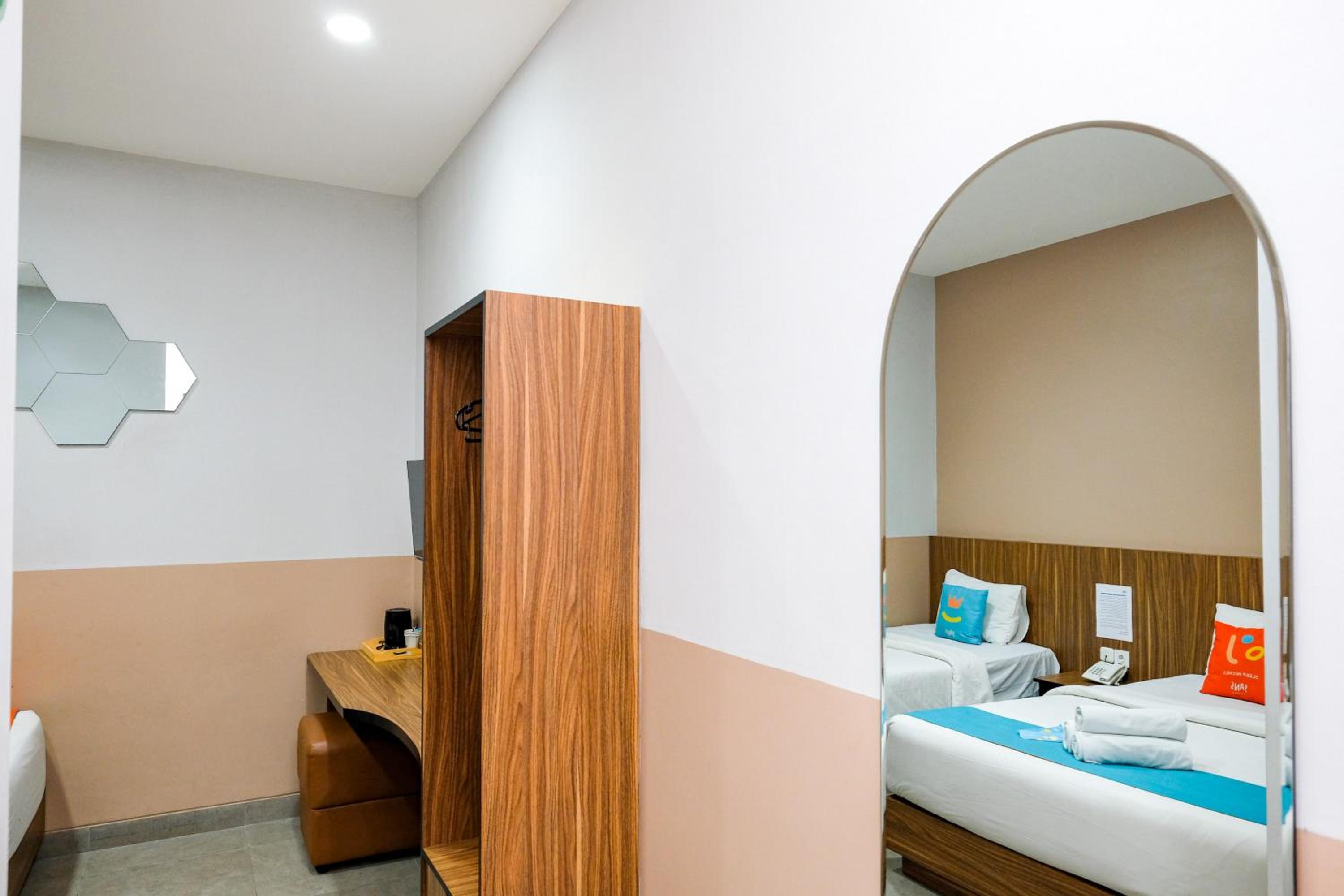Family Room - Photo 16