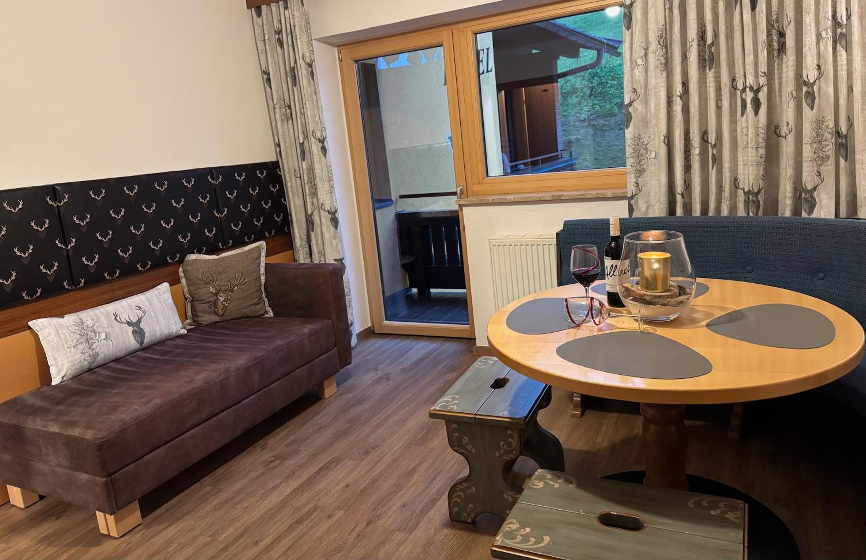 One-Bedroom Apartment with Balcony and Mountain View   photo 2