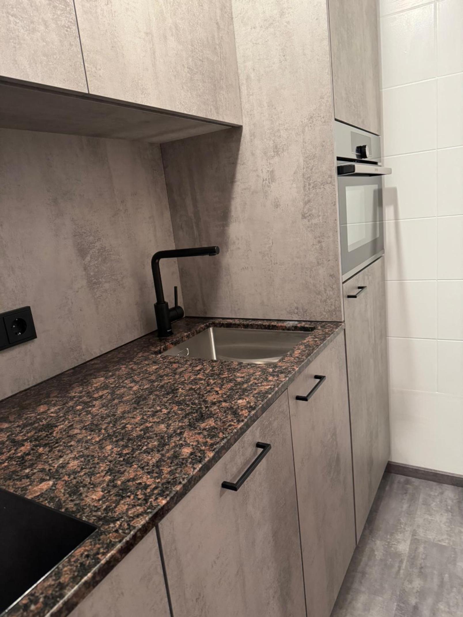 One-Bedroom Apartment with Balcony and Mountain View   photo 3