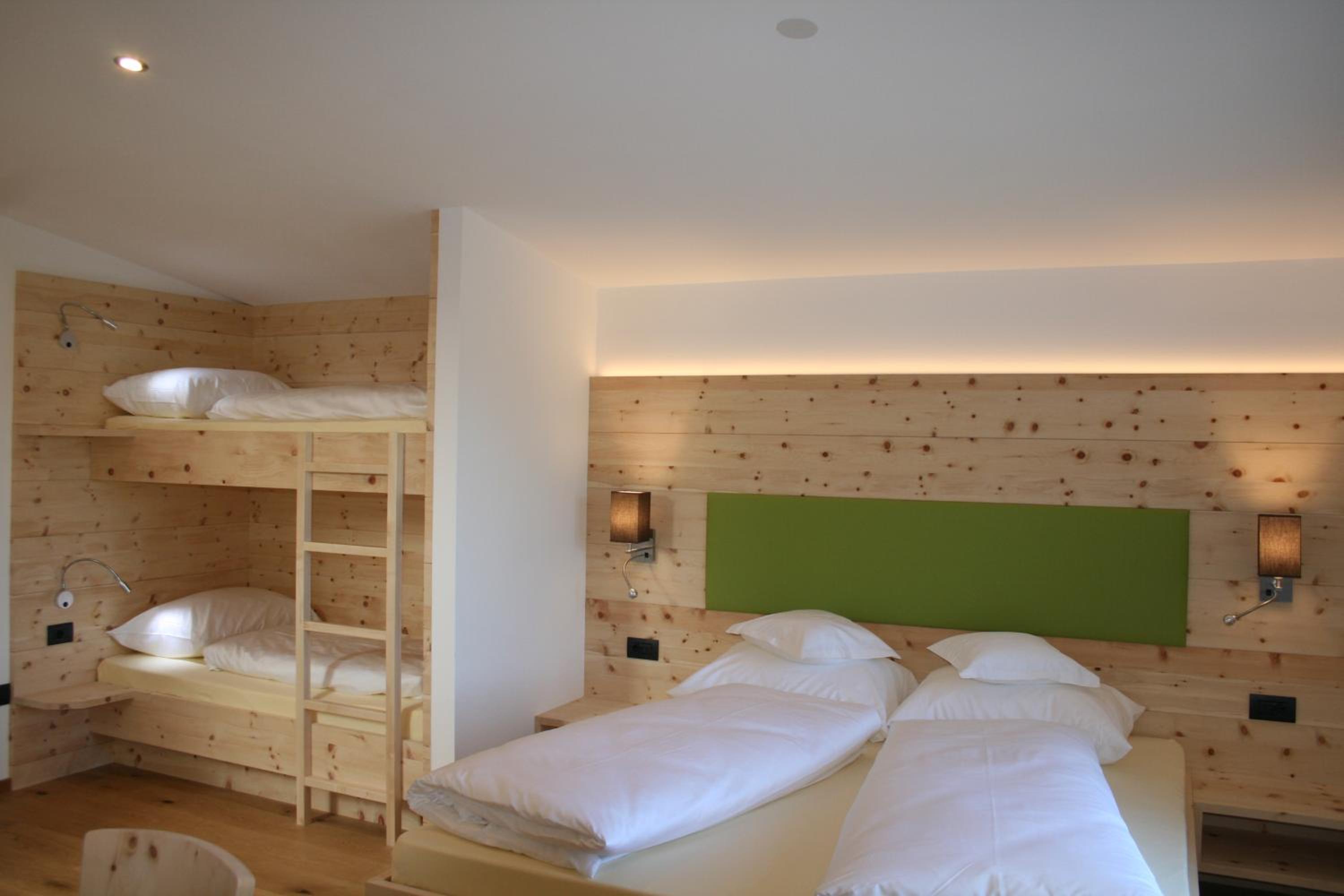 Premium Family Room photo 1