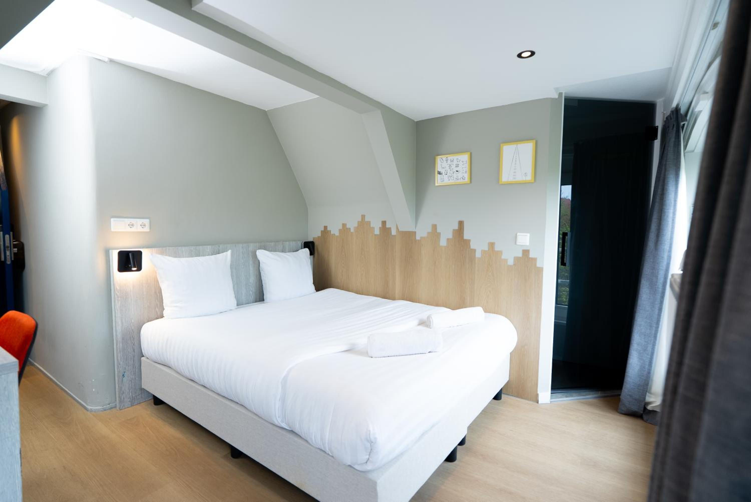 Double Canal View with Private Bathroom thumbnail 5