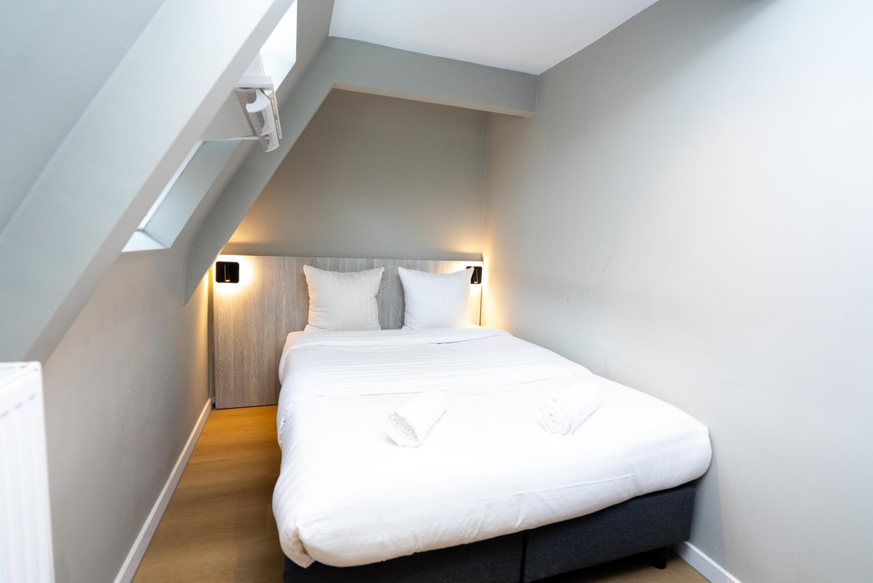 Small Double Room with Private Bathroom thumbnail 6