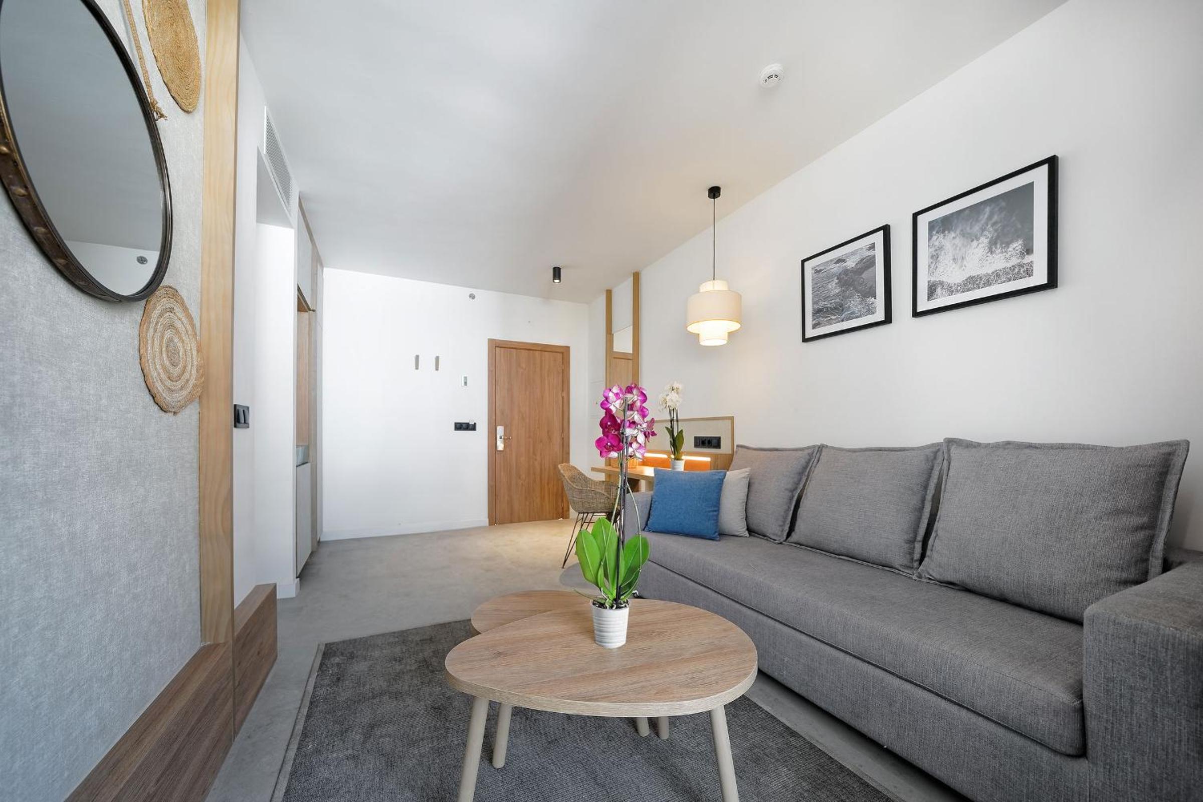 Suite with Garden View thumbnail 6
