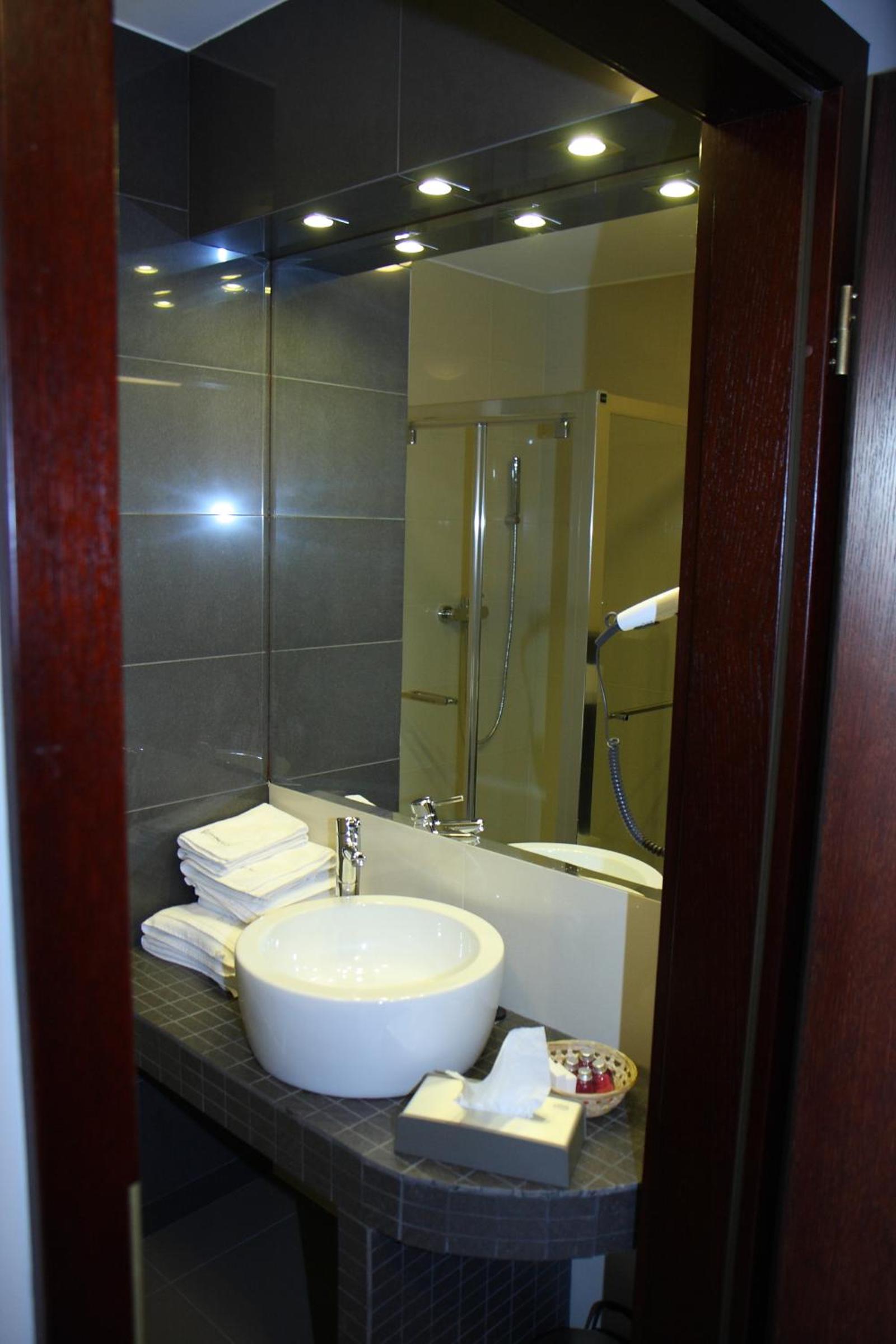 Standard Double or Twin Room - Photo 3