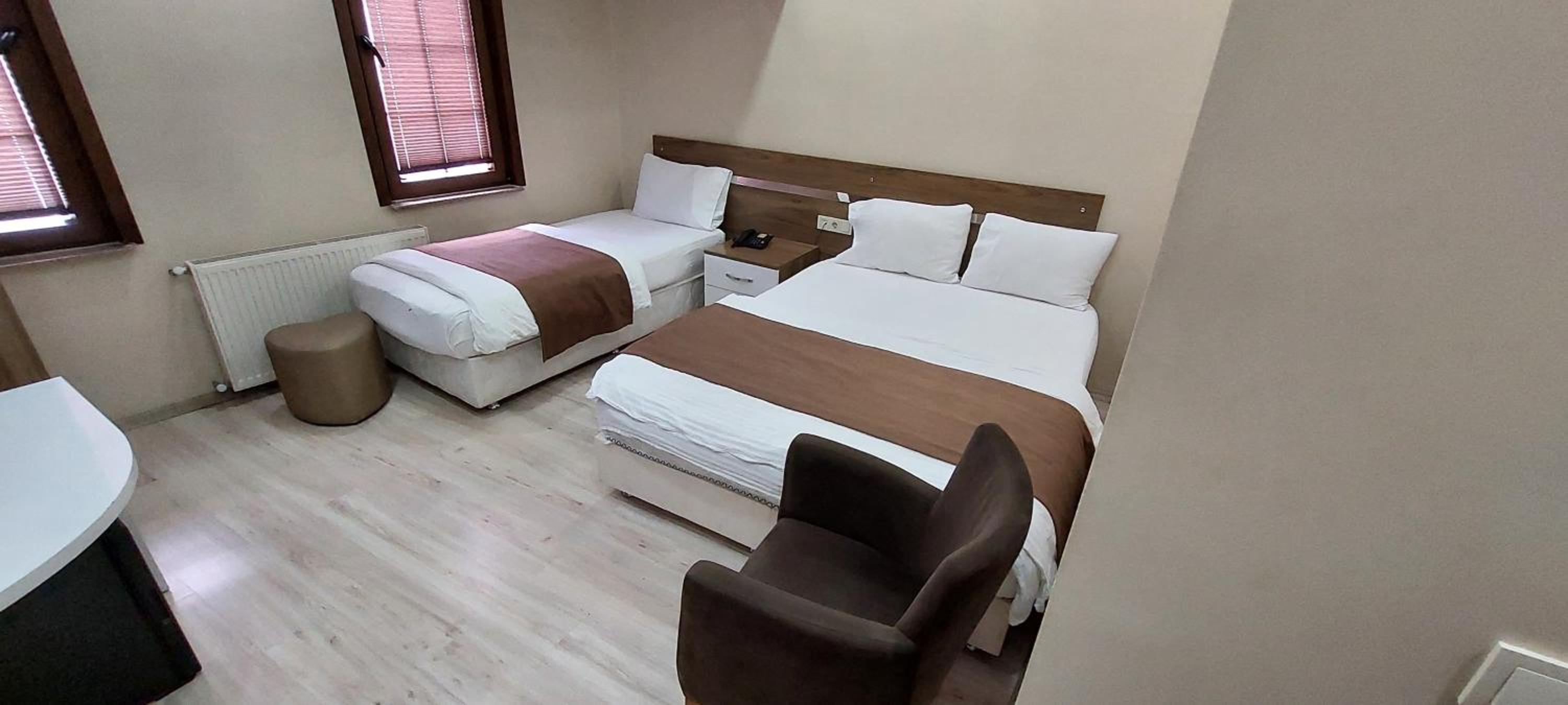Double or Twin Room with Bathroom - Photo 1