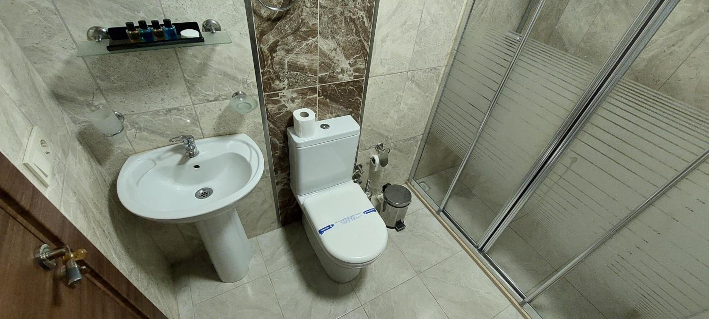 Double or Twin Room with Bathroom - Photo 3