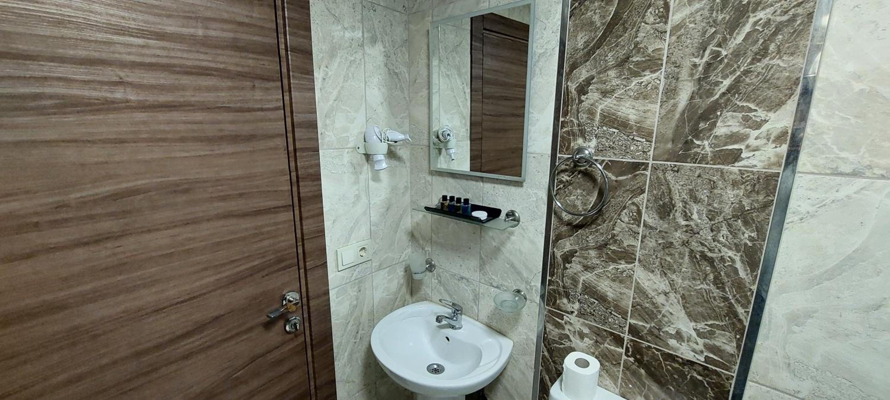 Double or Twin Room with Bathroom - Photo 2