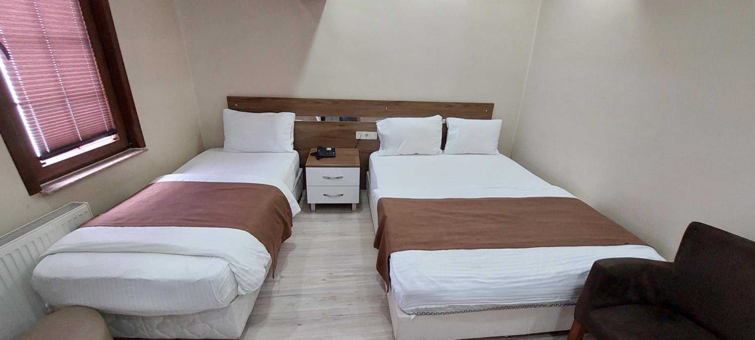 Double or Twin Room with Bathroom - Photo 4