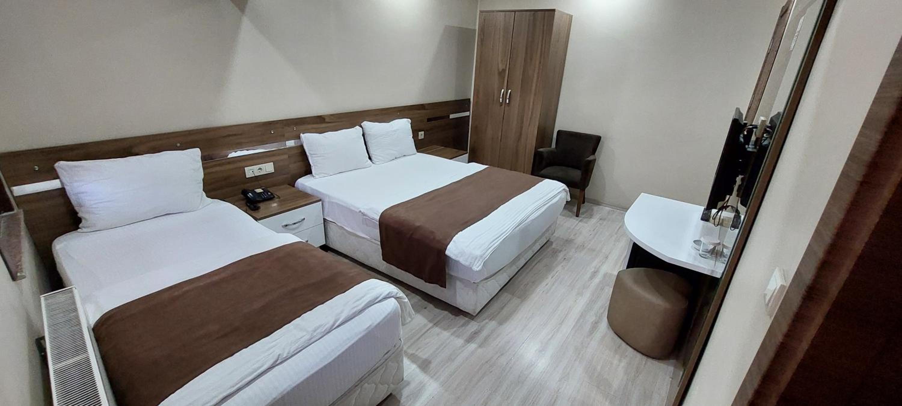 Deluxe Double Room (2 Adults + 1 Child) - Photo 2