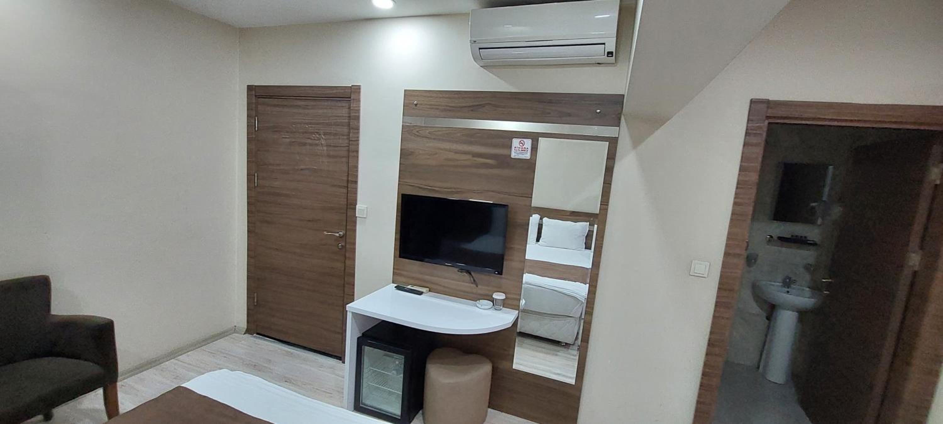 Deluxe Double Room (2 Adults + 1 Child) - Photo 3