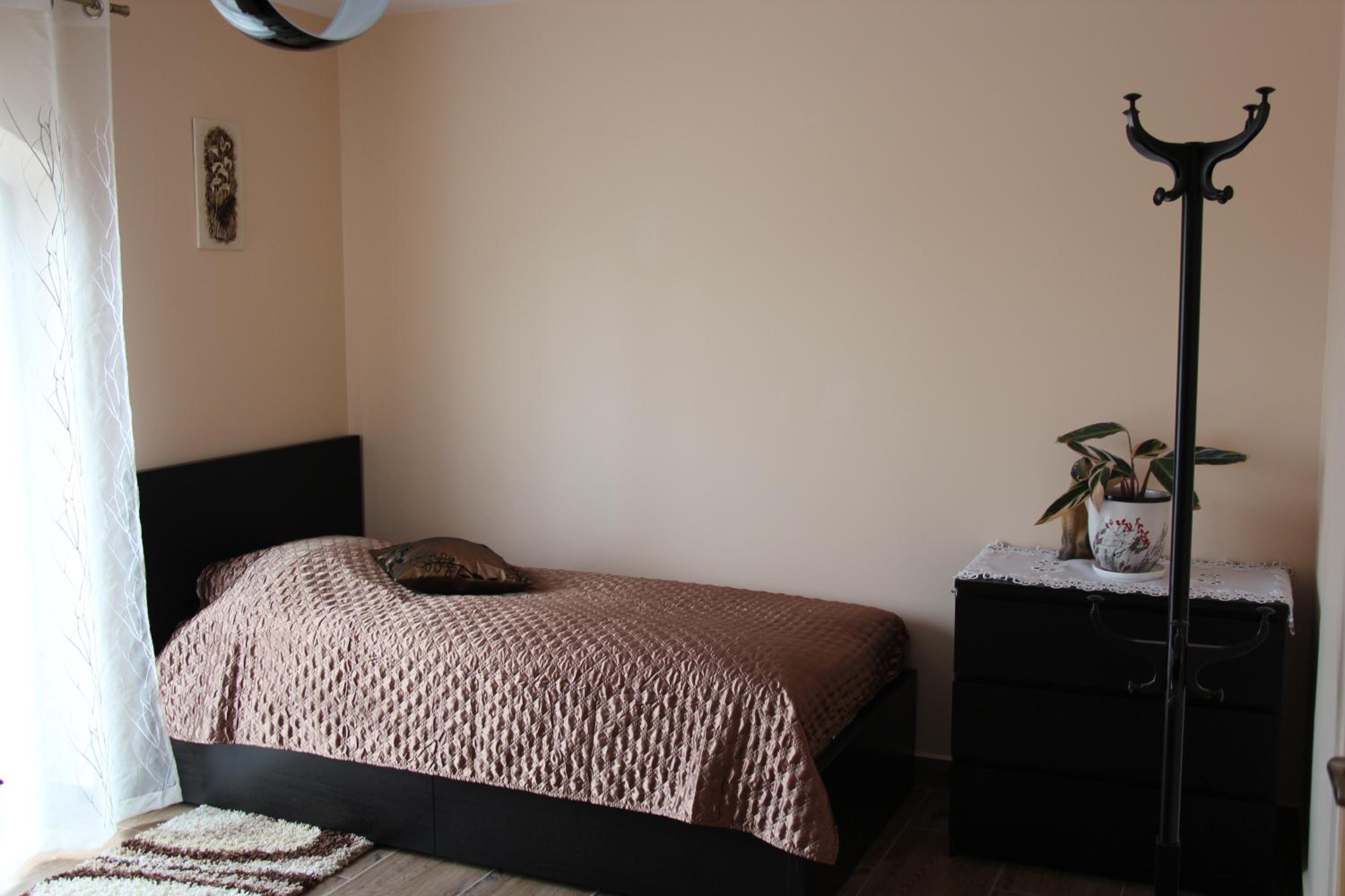 Twin Room with Bathroom - Photo 5