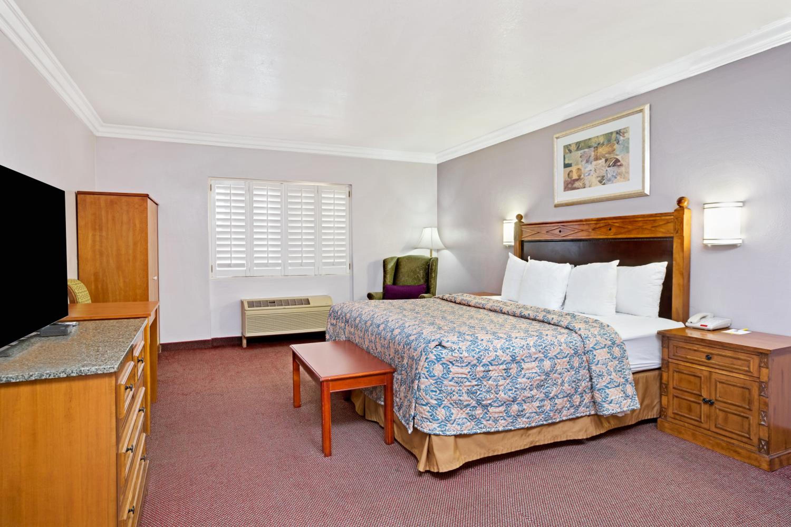 King Suite with Spa Bath- Non-Smoking - Photo 4