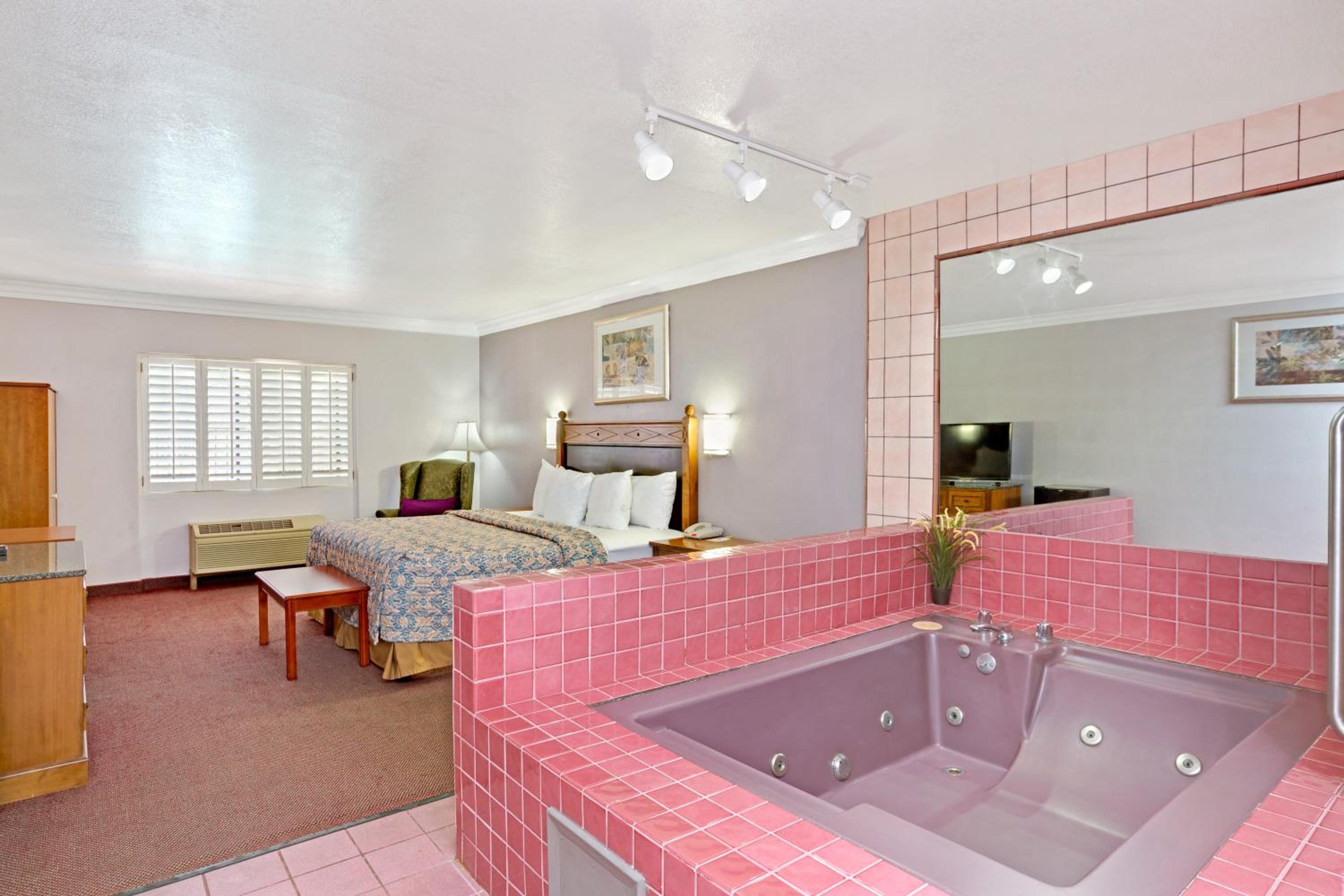 King Suite with Spa Bath- Non-Smoking - Photo 2
