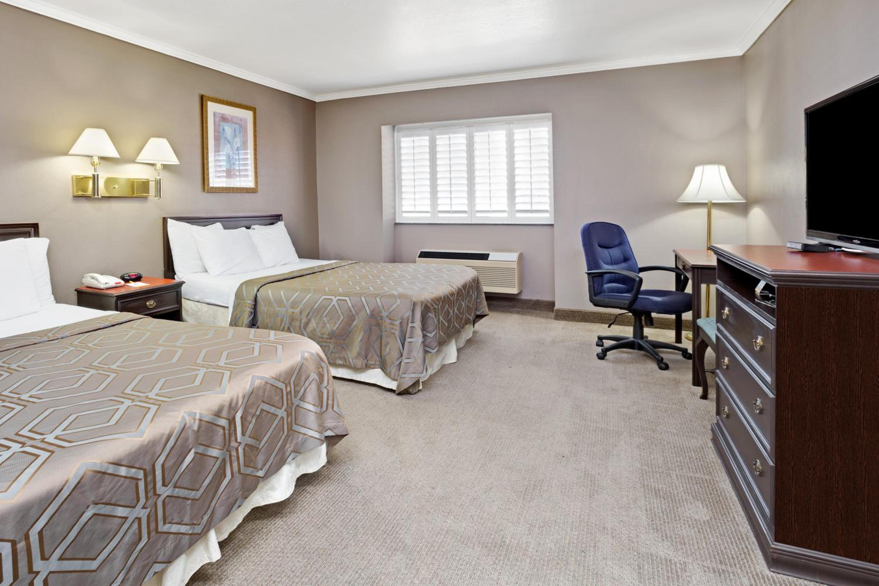 Queen Room with Two Queen Beds - Non-Smoking - Photo 4