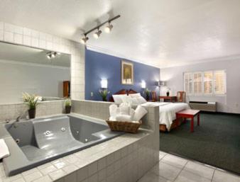 King Suite with Spa Bath- Non-Smoking - Photo 1